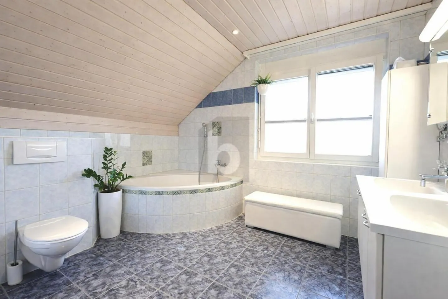 SPACIOUS, MODERN AND IDEAL FOR FAMILIES - Photo 5 of 6