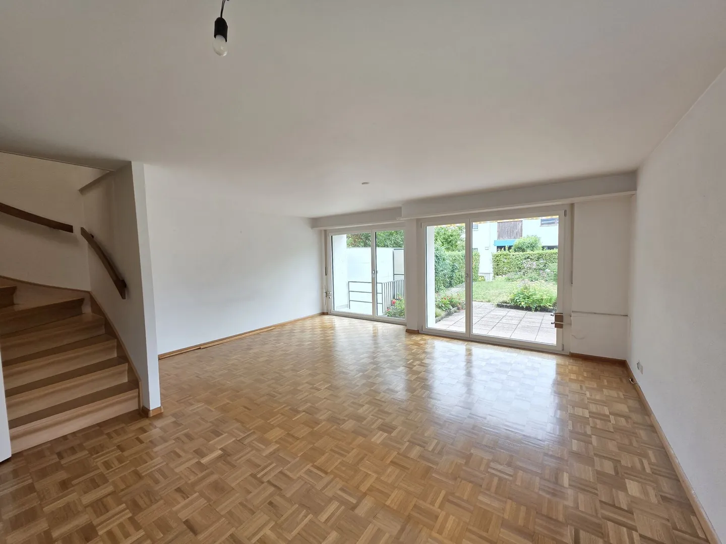 Réservé - Oasis Verte à Münchenstein ! Charmante Maison d'Angle avec Grand Jardin - Photo 4 sur 11