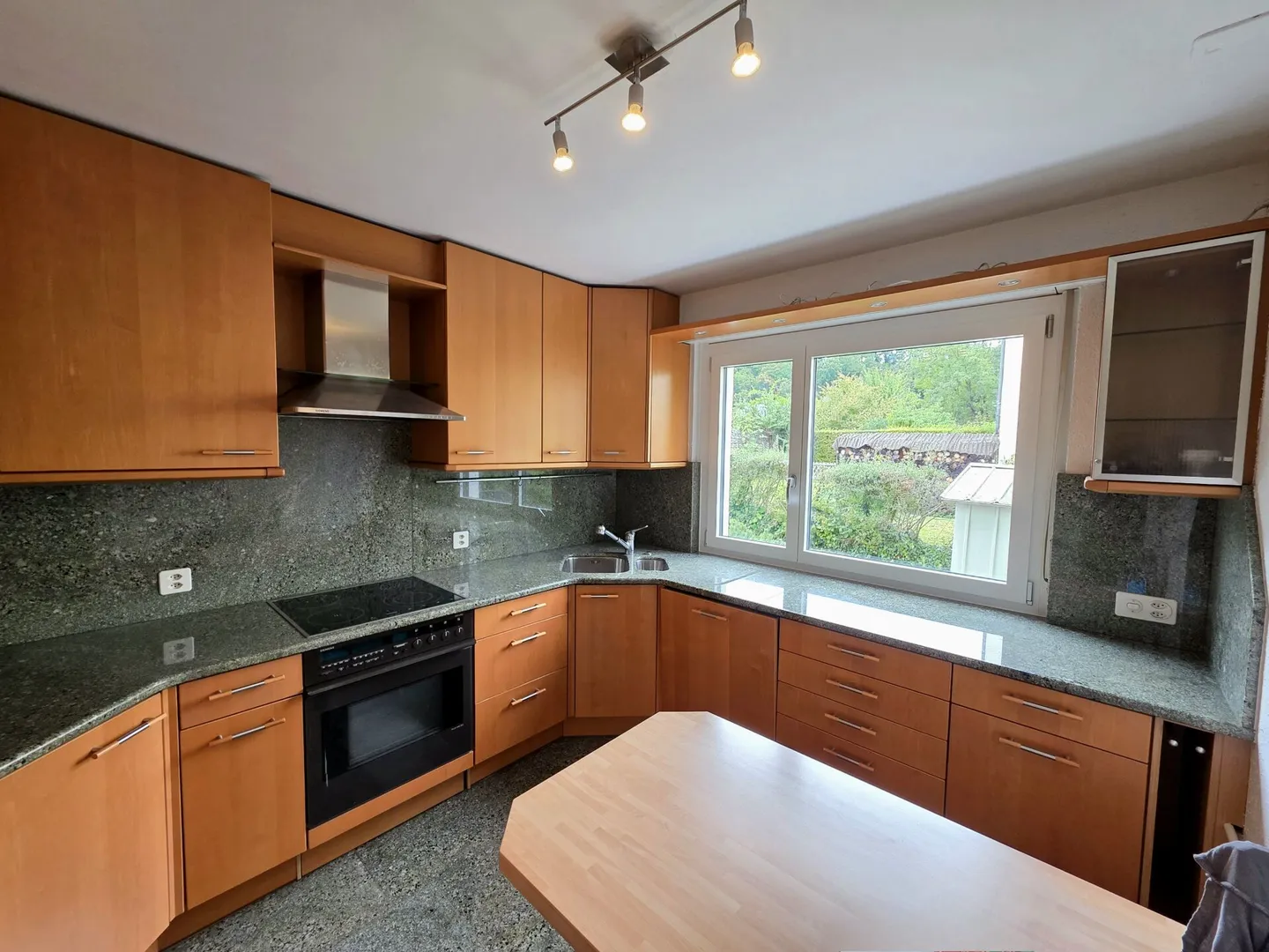 Réservé - Oasis Verte à Münchenstein ! Charmante Maison d'Angle avec Grand Jardin - Photo 5 sur 11