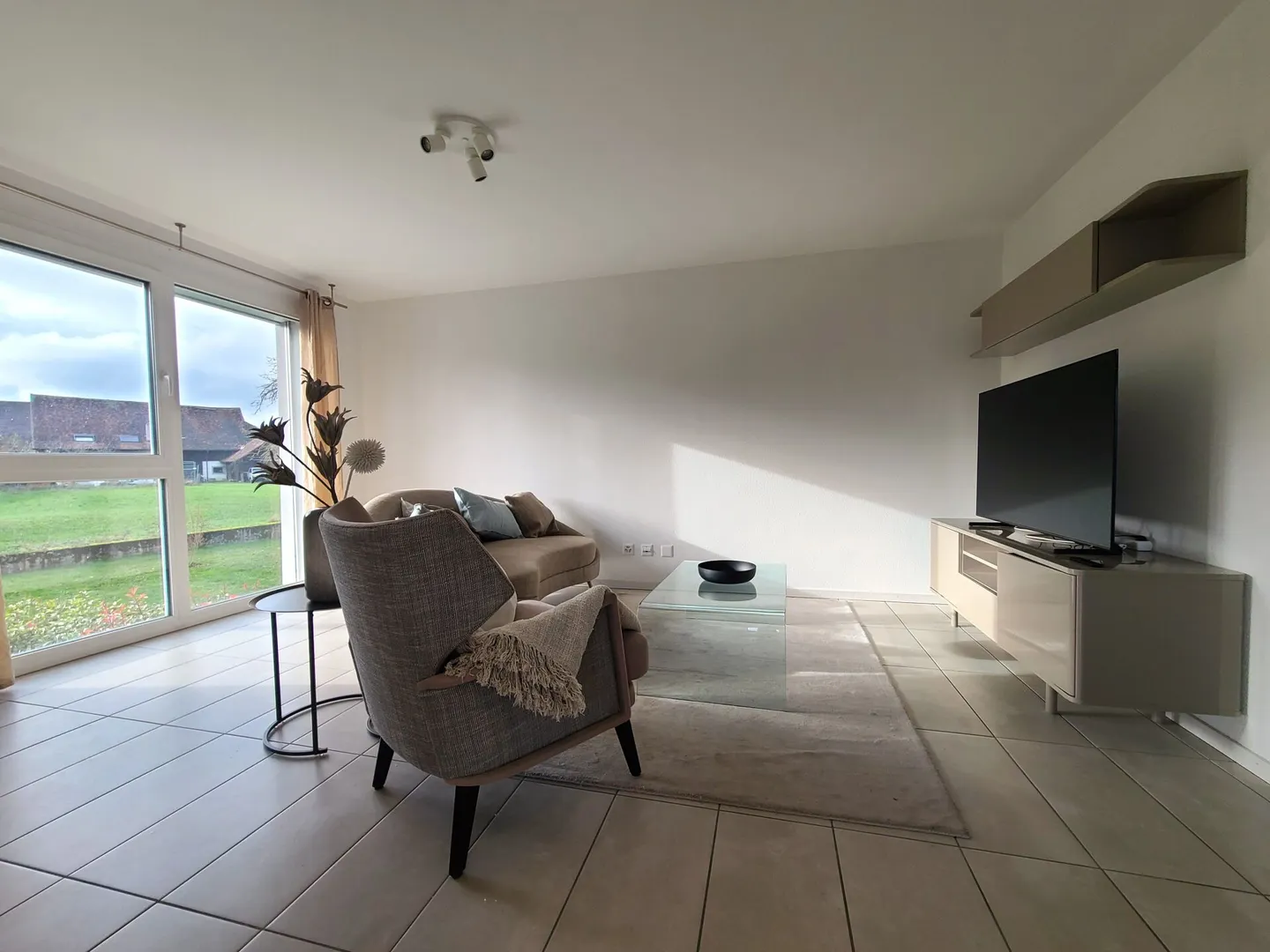 Grandcour - Möbliertes 3,5-Zimmer-Apartment im 1. Stock - Foto 3 von 9