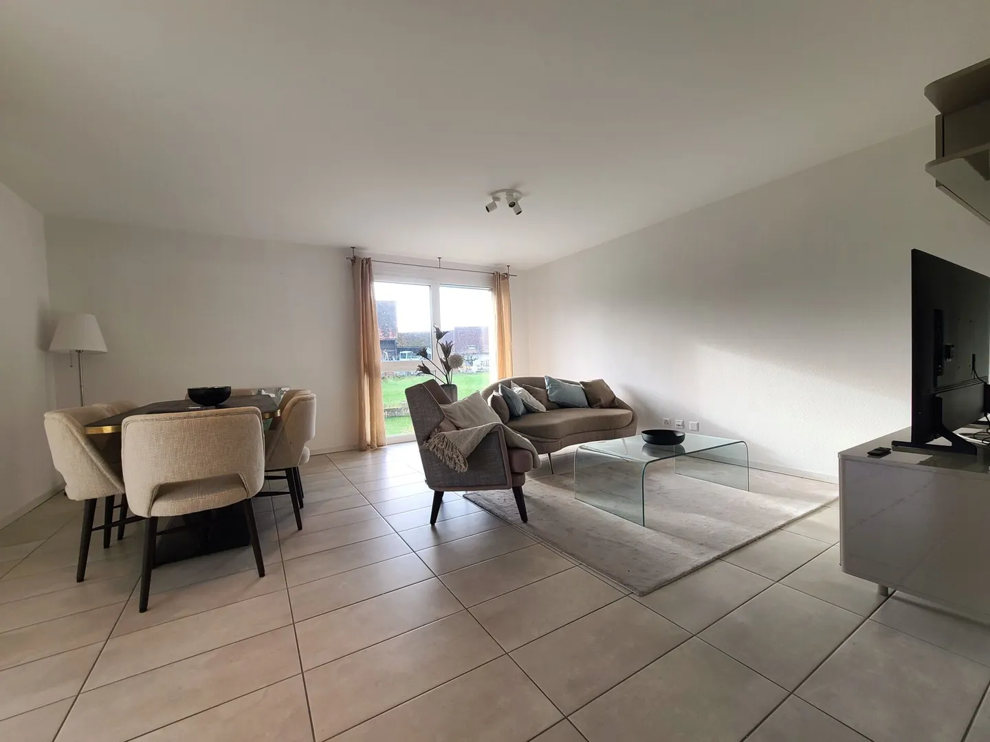 Grandcour - Möbliertes 3,5-Zimmer-Apartment im 1. Stock - Foto 2 von 9