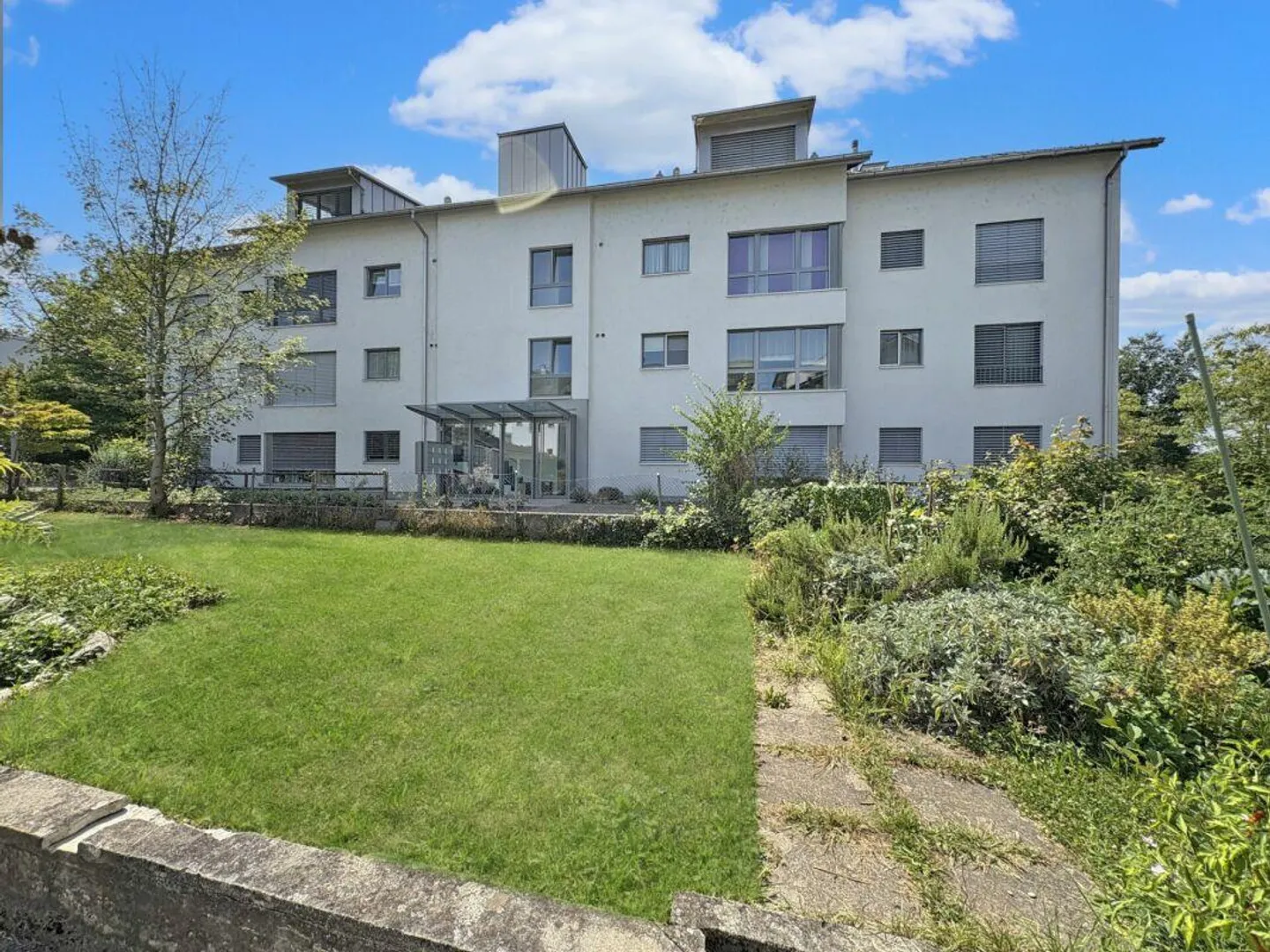 AFFITTO - Appartamento di 4.5 locali con vista sul verde. - Foto 1 di 10