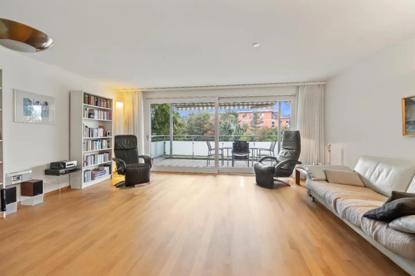 AFFITTO - Appartamento di 4.5 locali con vista sul verde. - Foto 3 di 10