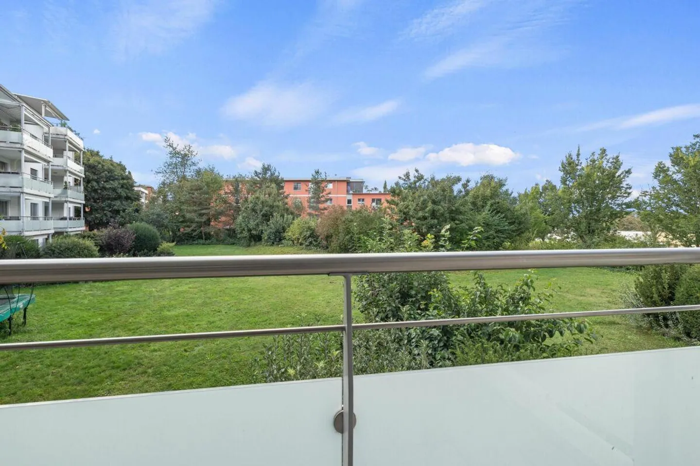 AFFITTO - Appartamento di 4.5 locali con vista sul verde. - Foto 8 di 10
