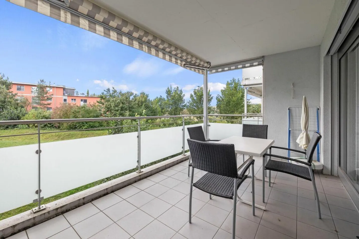 AFFITTO - Appartamento di 4.5 locali con vista sul verde. - Foto 9 di 10