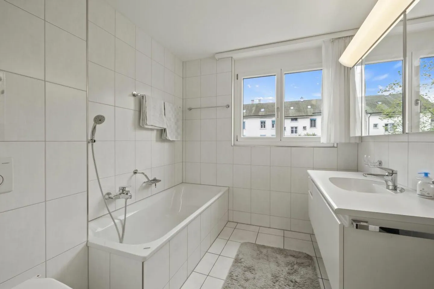 AFFITTO - Appartamento di 4.5 locali con vista sul verde. - Foto 5 di 10