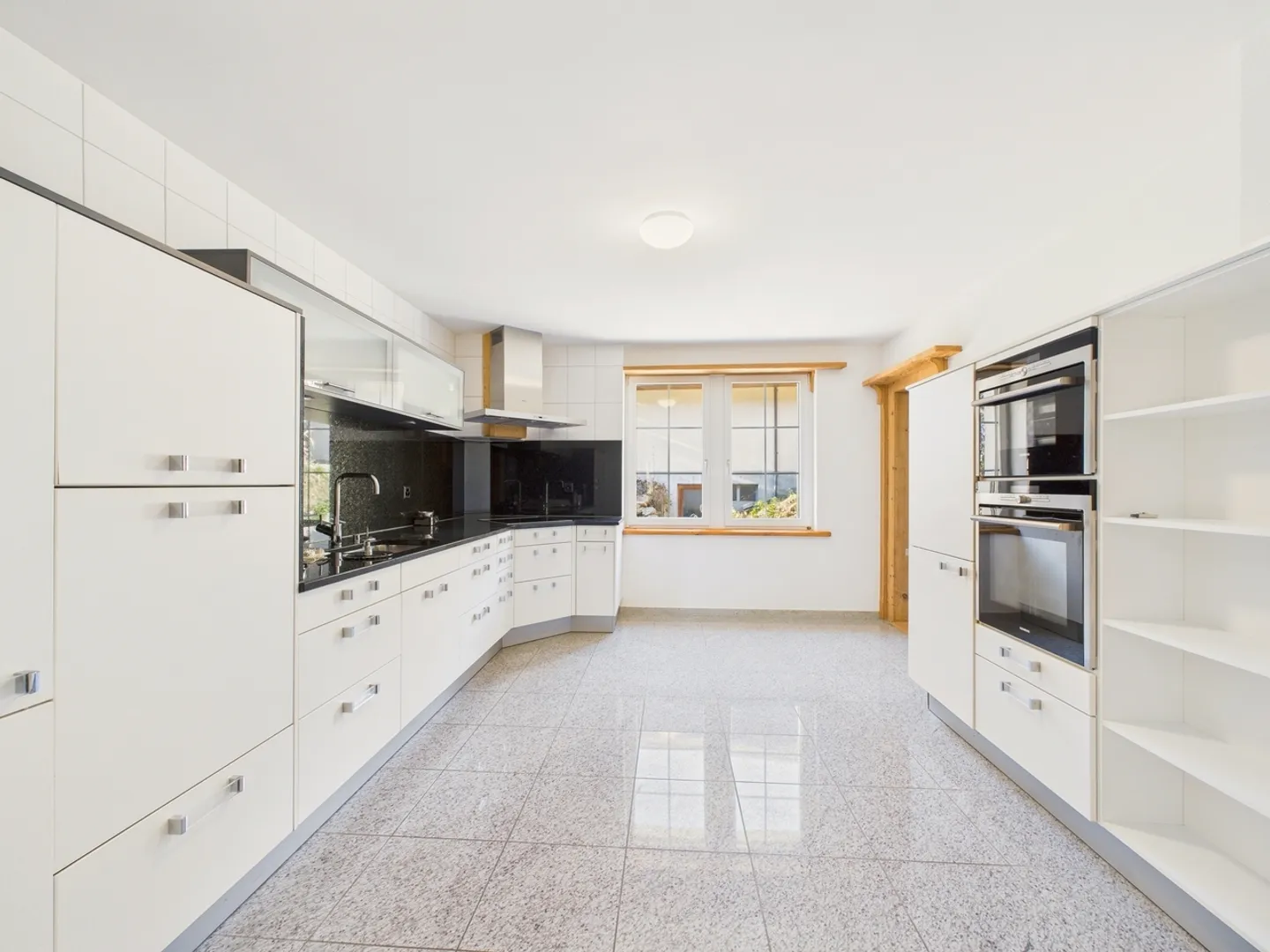 Charmante 5.5-Zimmer-Wohnung mit Balkon in Tamins - Foto 2 von 11