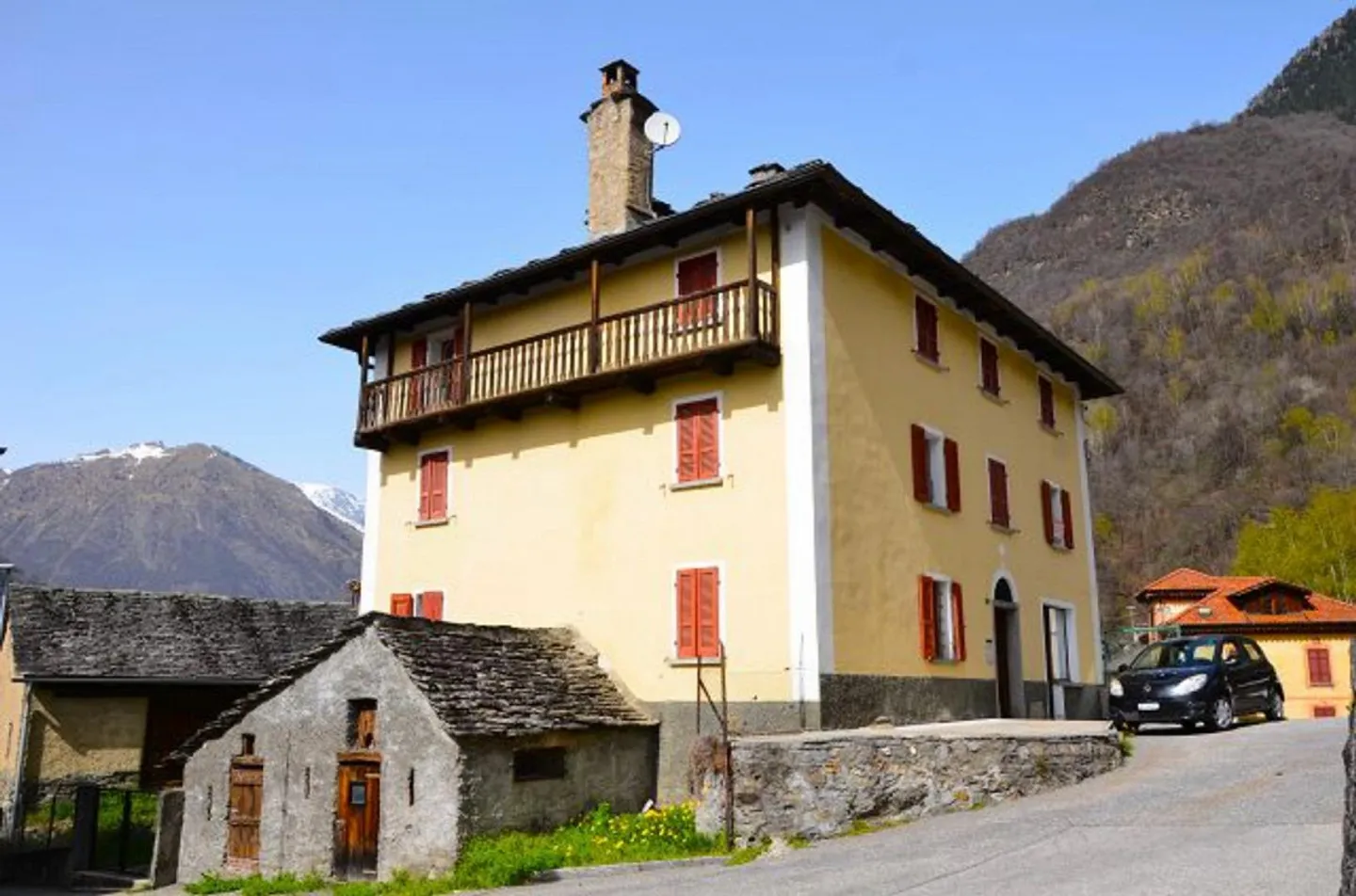 Casa ticinese di 12 stanze nel centro del villaggio da ristrutturare con giardino - Foto 1 di 39