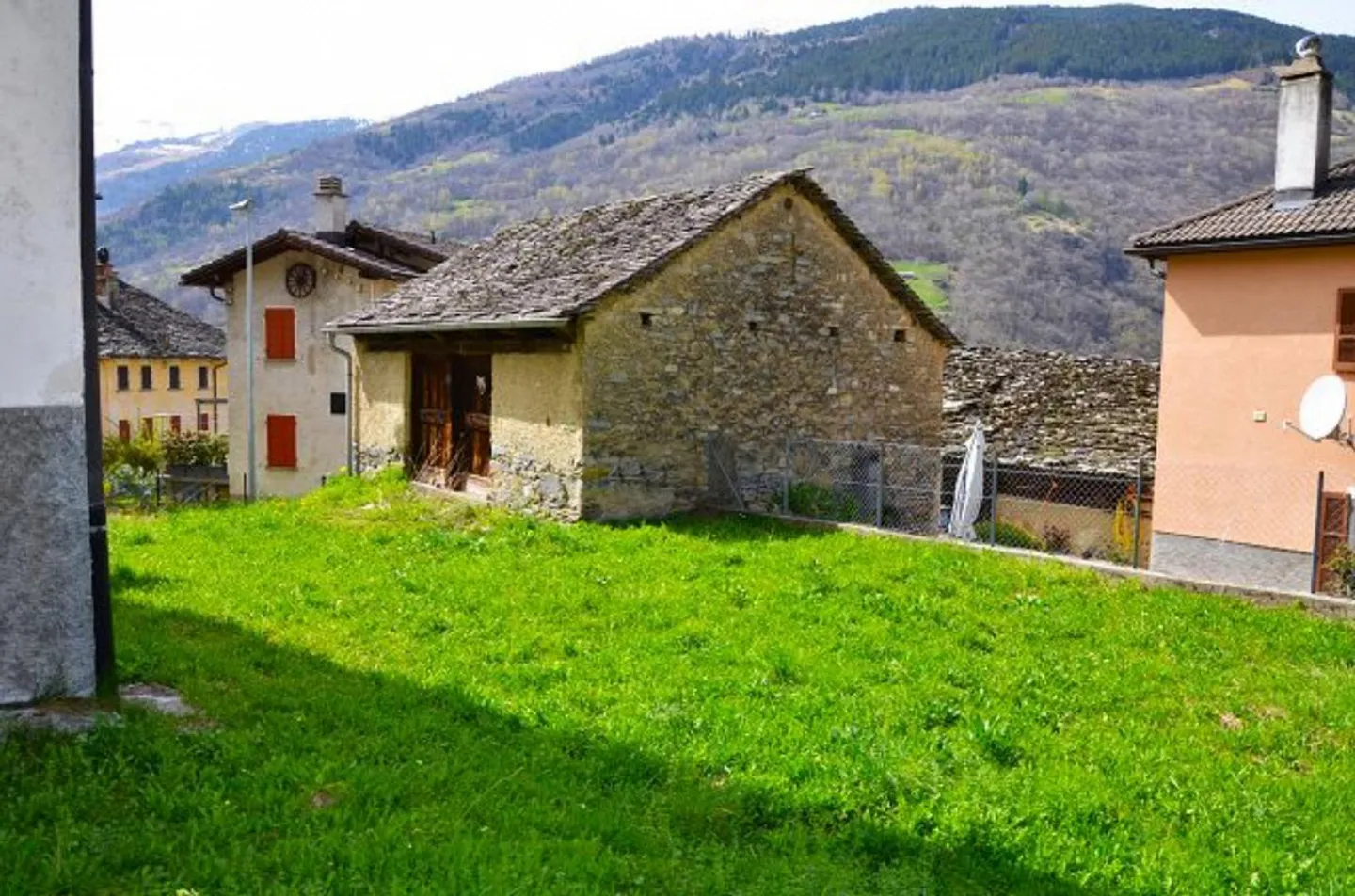 Casa ticinese di 12 stanze nel centro del villaggio da ristrutturare con giardino - Foto 25 di 39