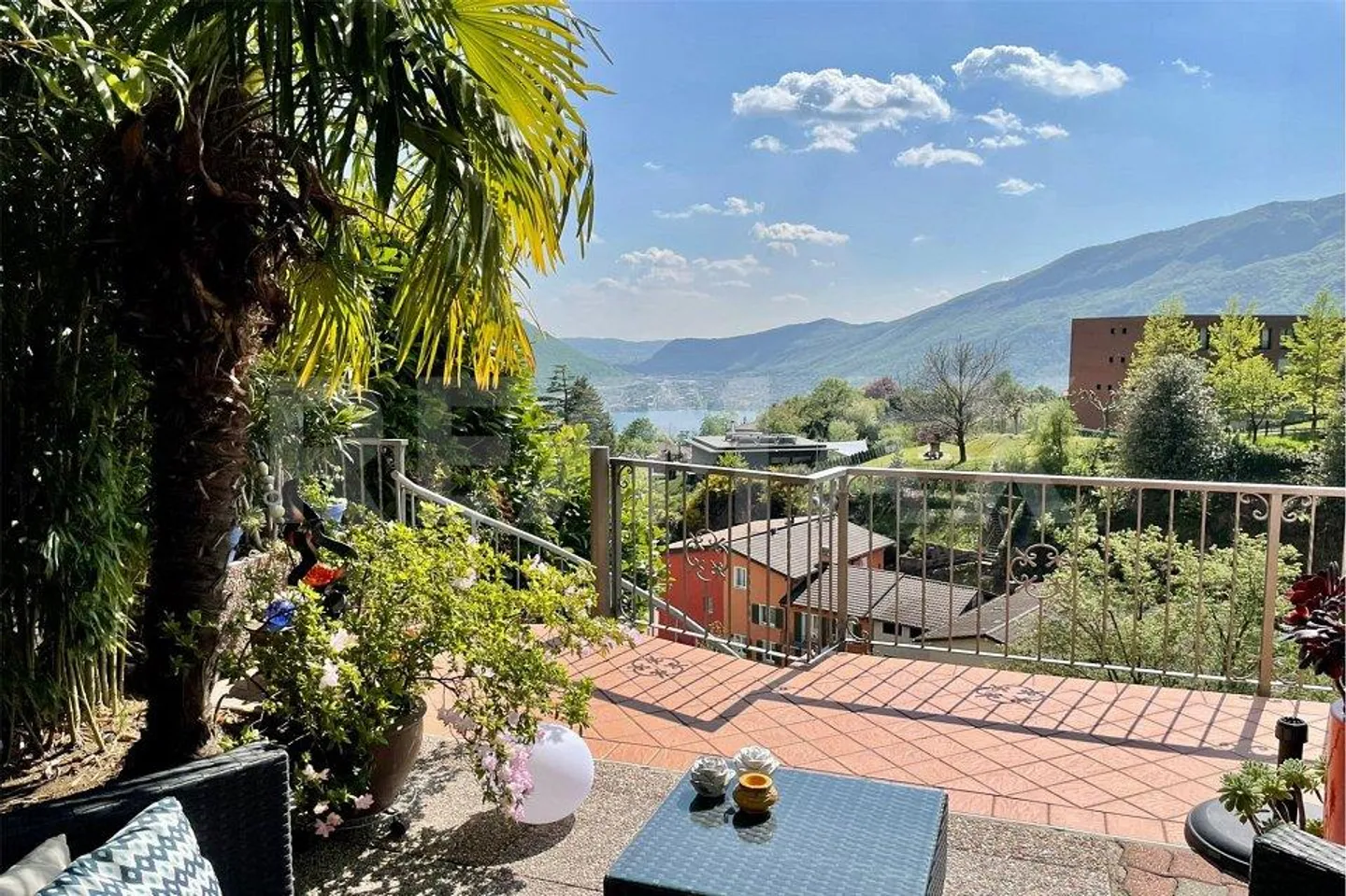 Bella villa di 5 ½ stanze con vista libera - Foto 1 di 13