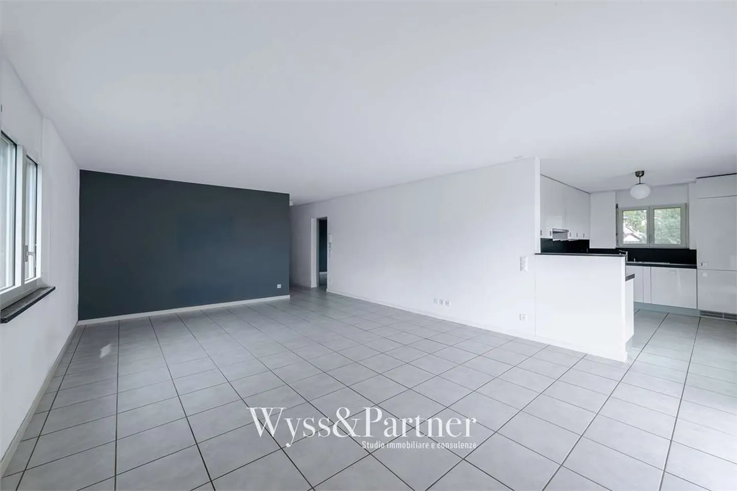 Bright and modern 5-room apartment in Gordola: your new oasis of tranquility - Photo 3 of 13