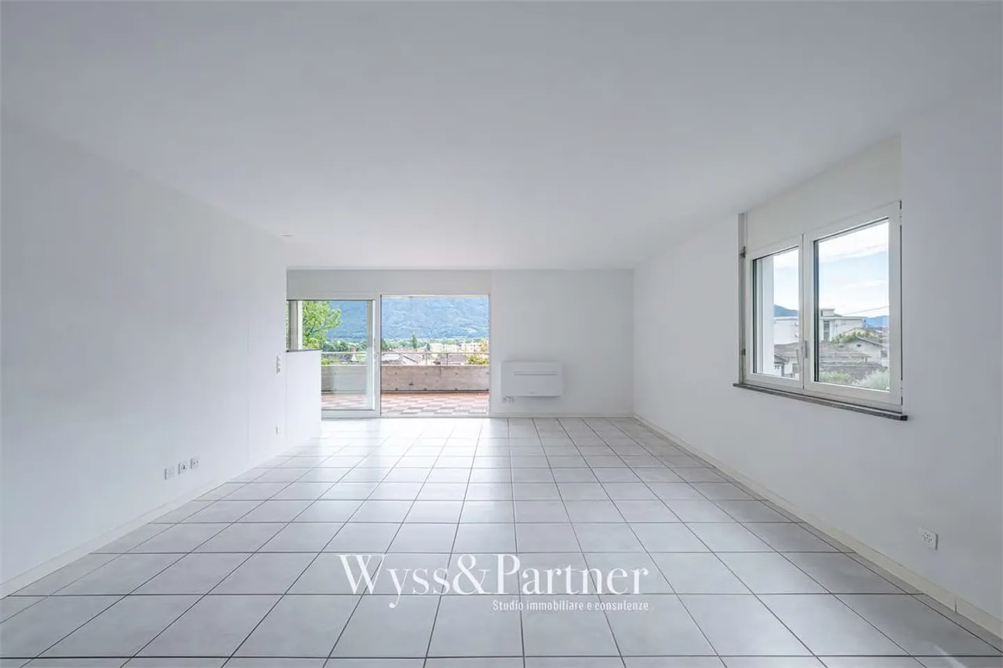 Bright and modern 5-room apartment in Gordola: your new oasis of tranquility - Photo 4 of 13