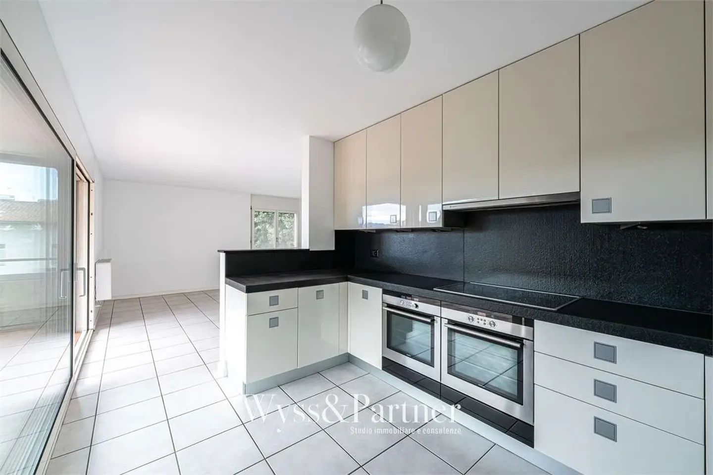Bright and modern 5-room apartment in Gordola: your new oasis of tranquility - Photo 5 of 13