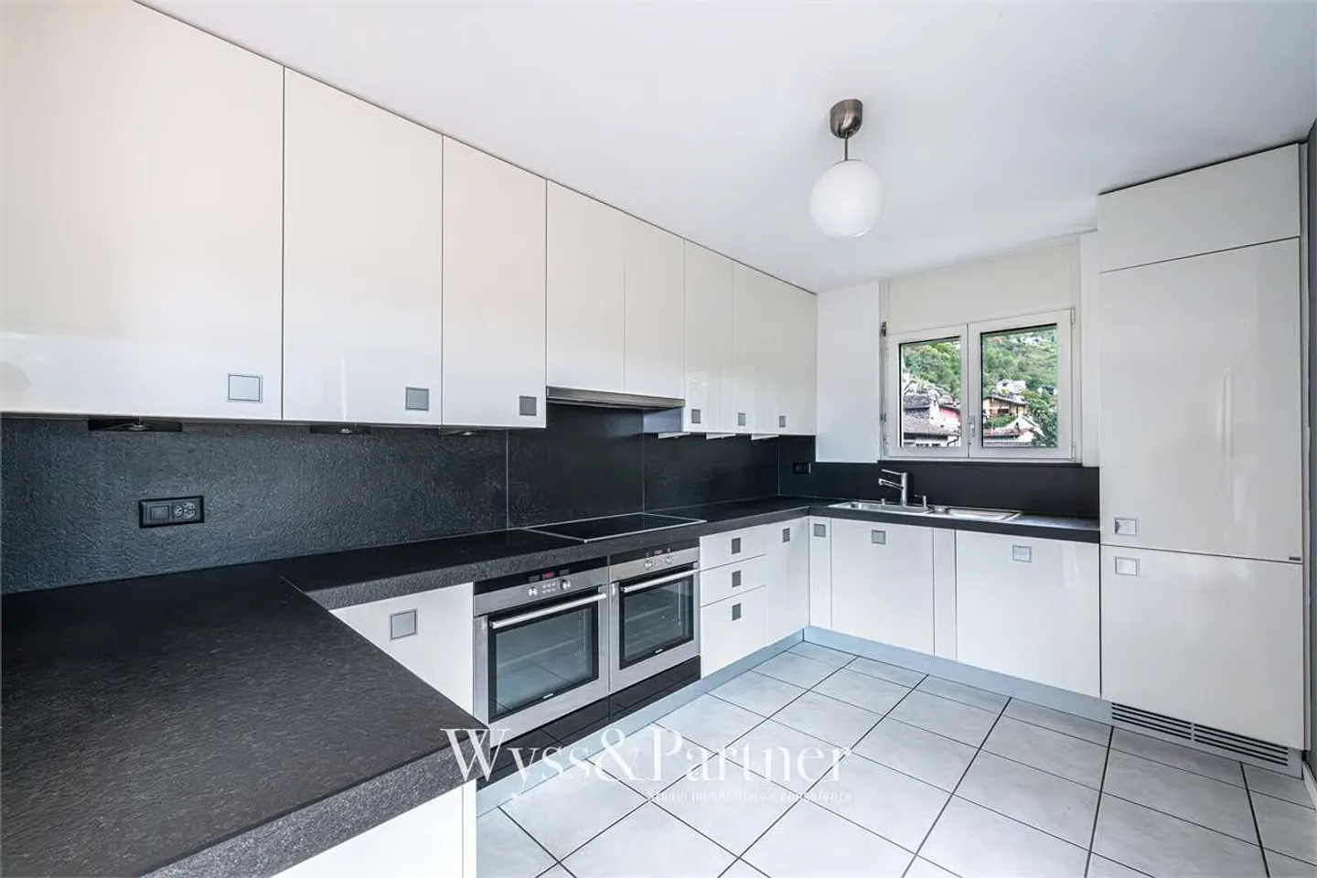 Bright and modern 5-room apartment in Gordola: your new oasis of tranquility - Photo 6 of 13