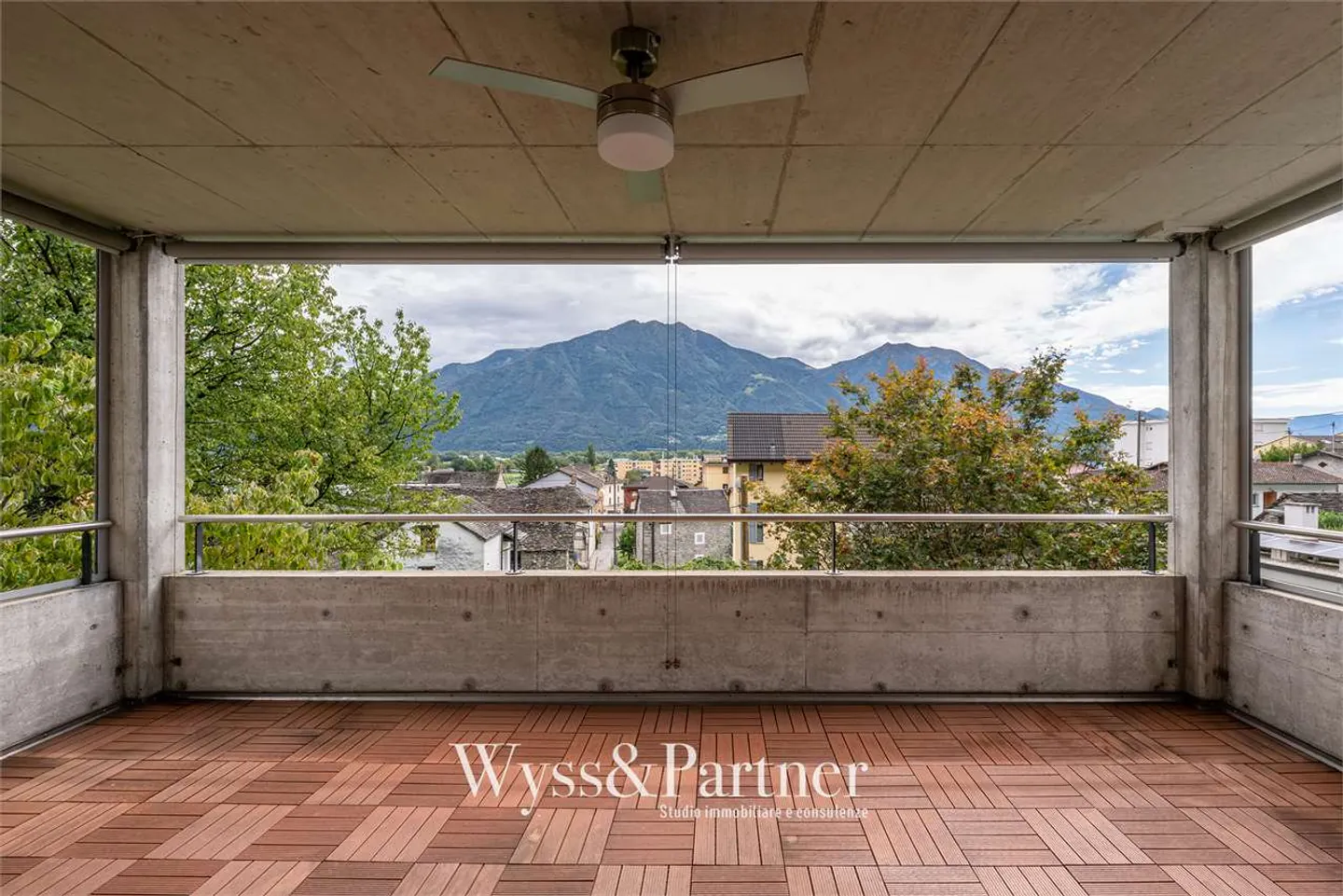 Bright and modern 5-room apartment in Gordola: your new oasis of tranquility - Photo 8 of 13
