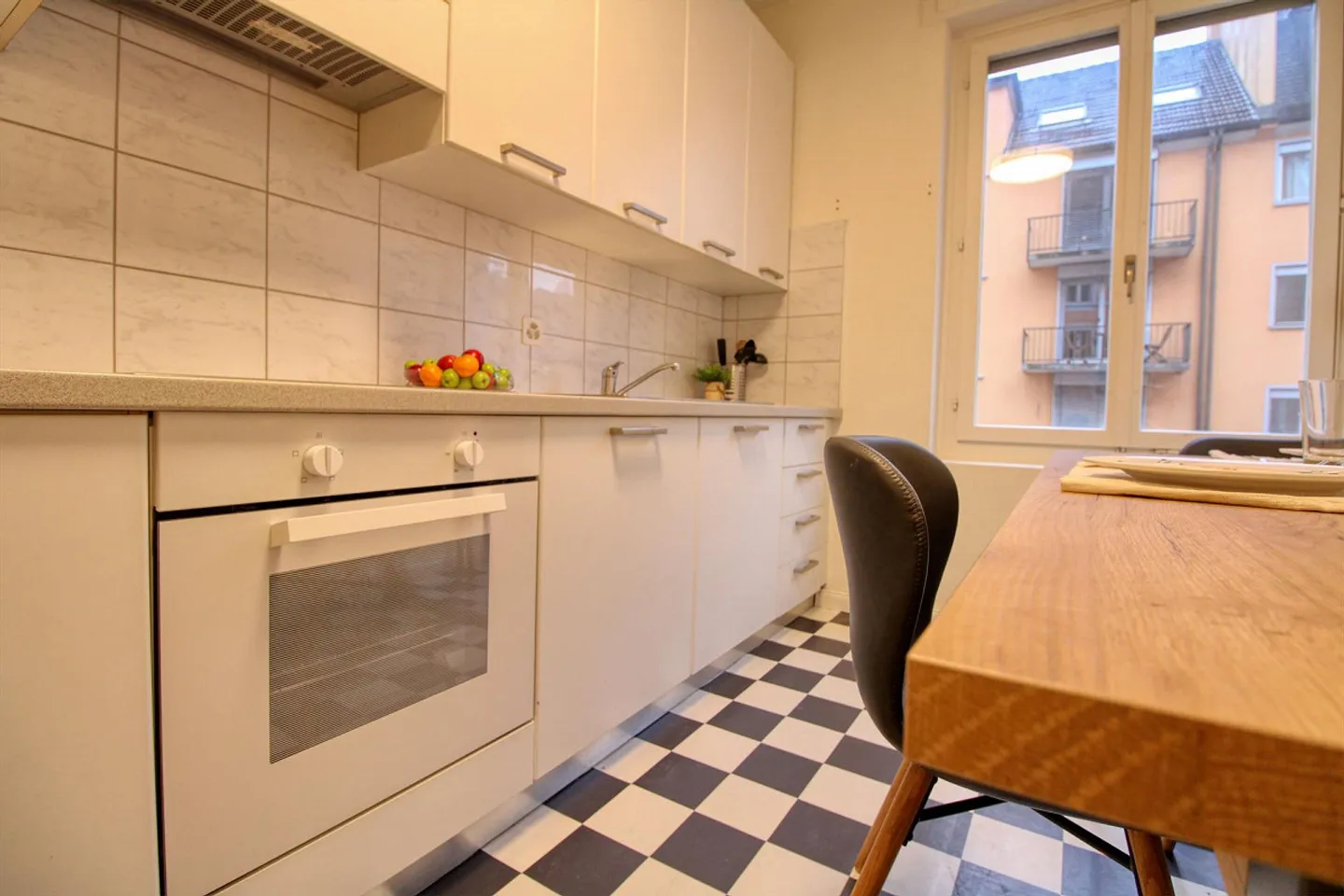 A Modern Coliving Apartment in Zürich's Vibrant Wiedikon District with private Balcony - Photo 14 of 19