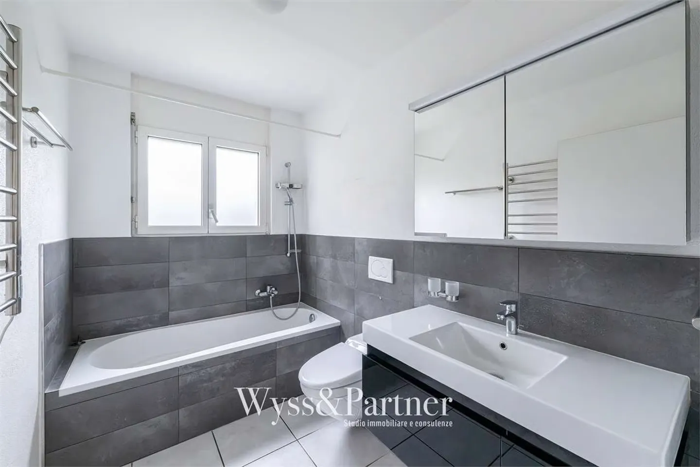 Bright and modern 5-room apartment in Gordola: your new oasis of tranquility - Photo 9 of 13