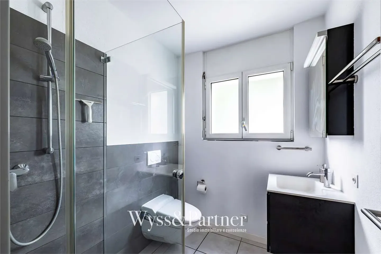 Bright and modern 5-room apartment in Gordola: your new oasis of tranquility - Photo 10 of 13