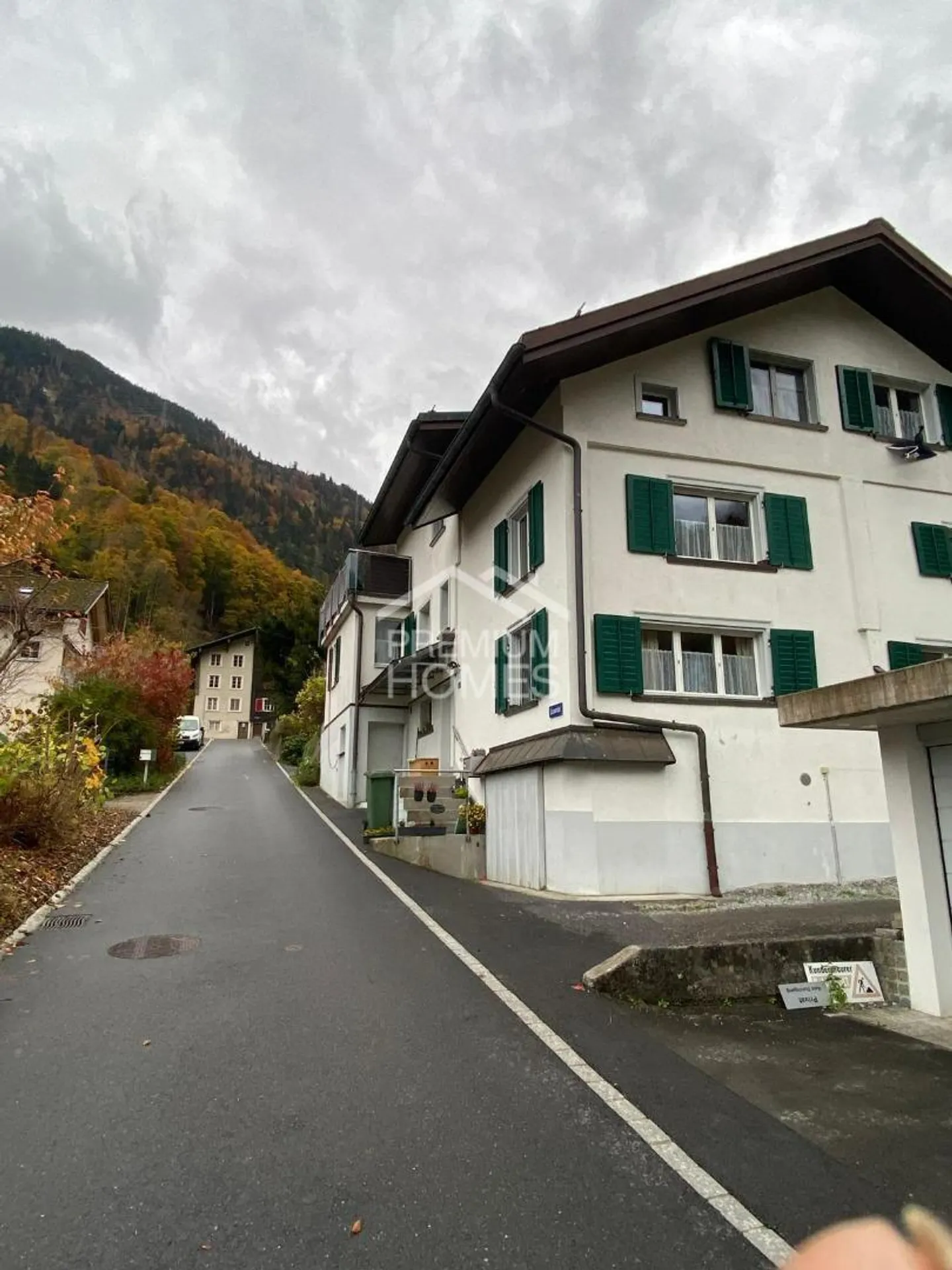 Solidly built - Top price in Hätzingen Glarus South - Photo 1 of 7