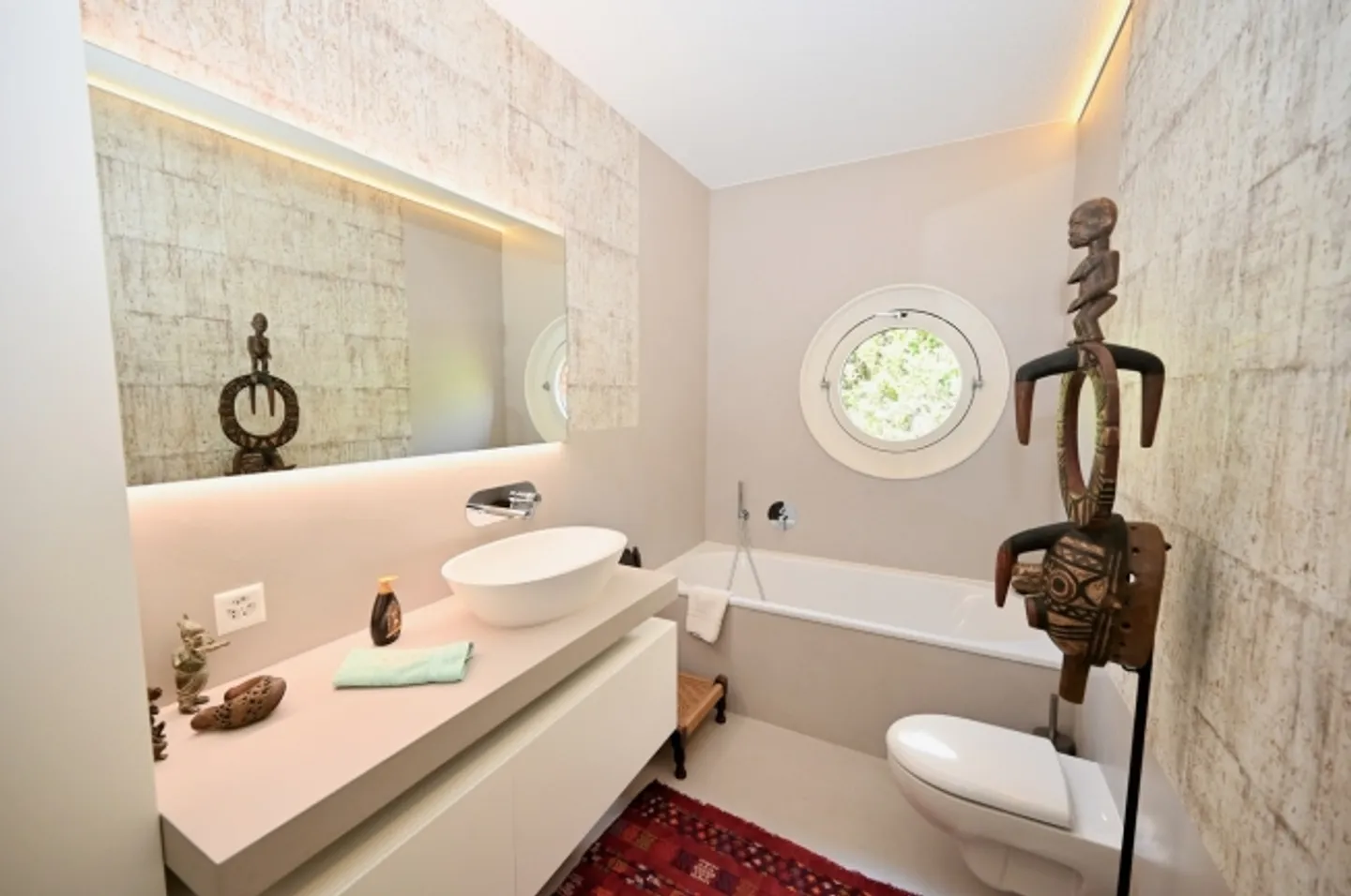 Elegance and Character Triplex Apartment with Panoramic View - Photo 13 of 17