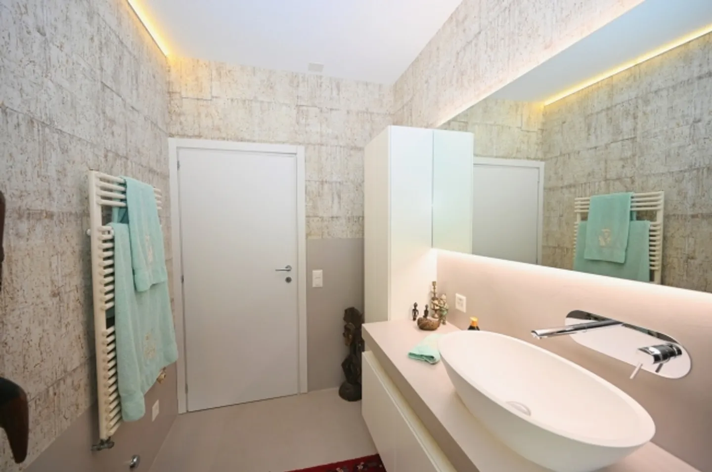 Elegance and Character Triplex Apartment with Panoramic View - Photo 14 of 17