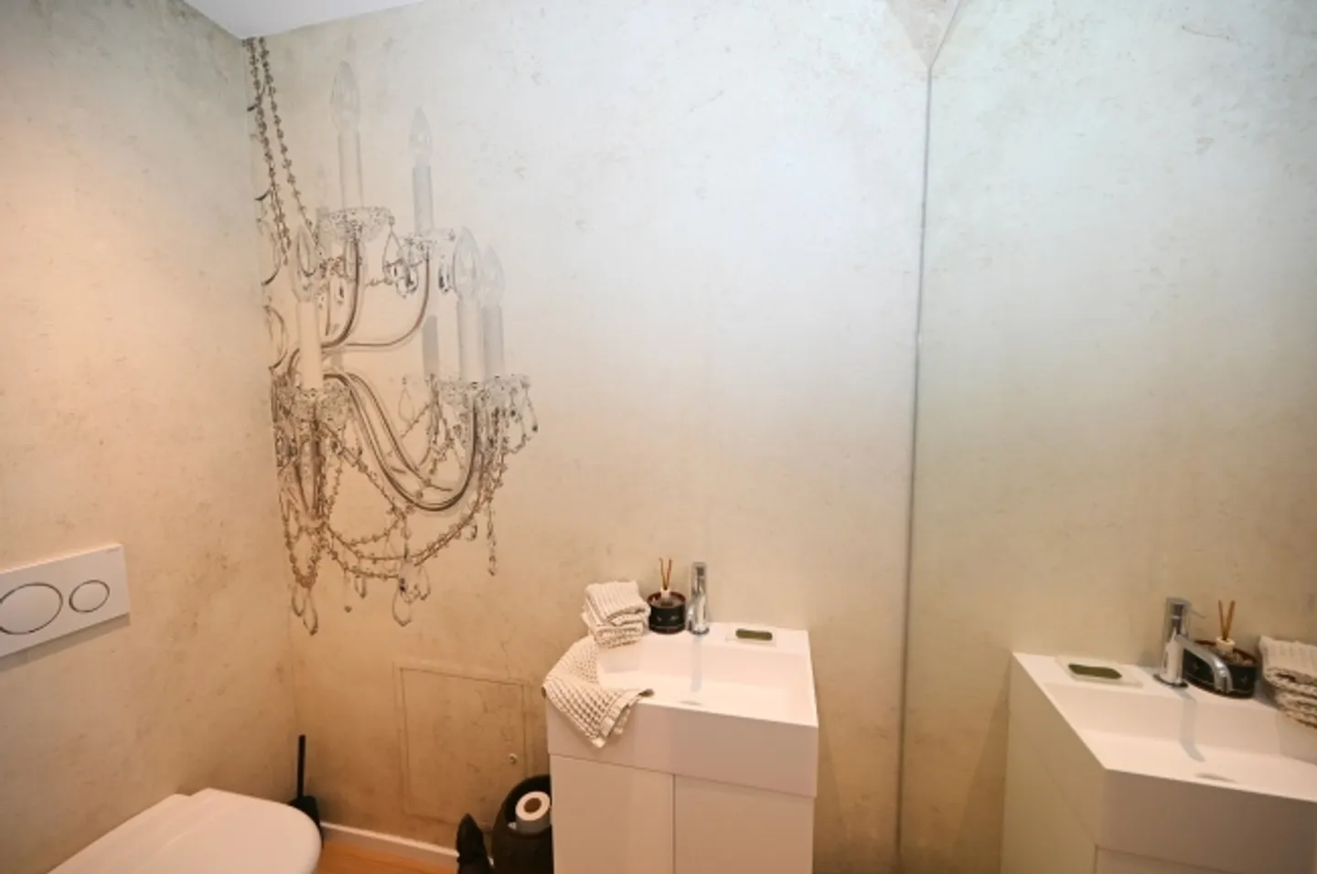 Elegance and Character Triplex Apartment with Panoramic View - Photo 15 of 17