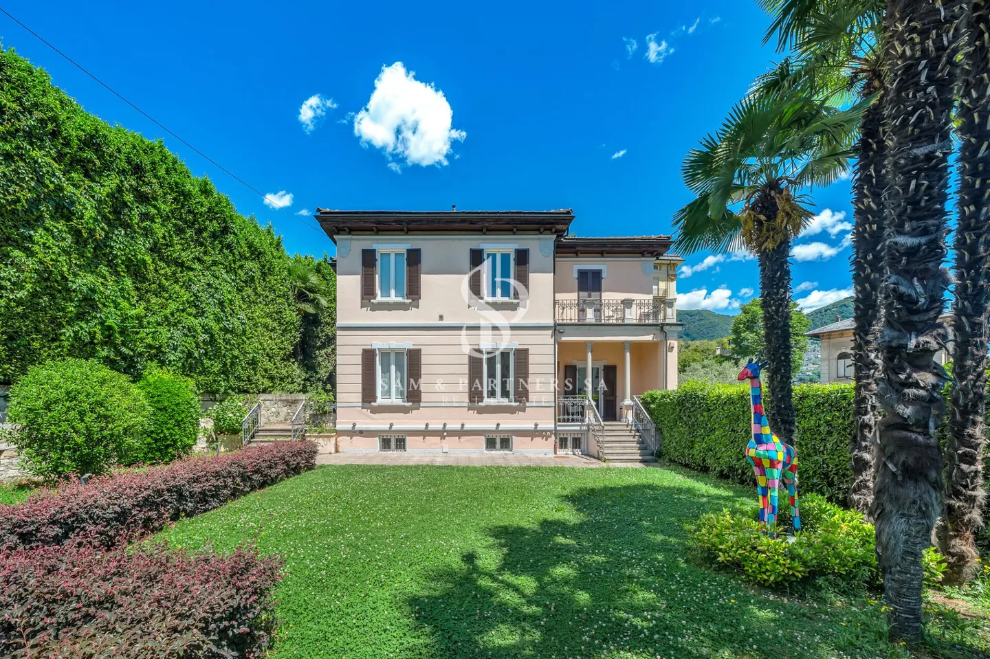 Elegante Liberty-Villa mit Seeblick - Foto 1 von 19