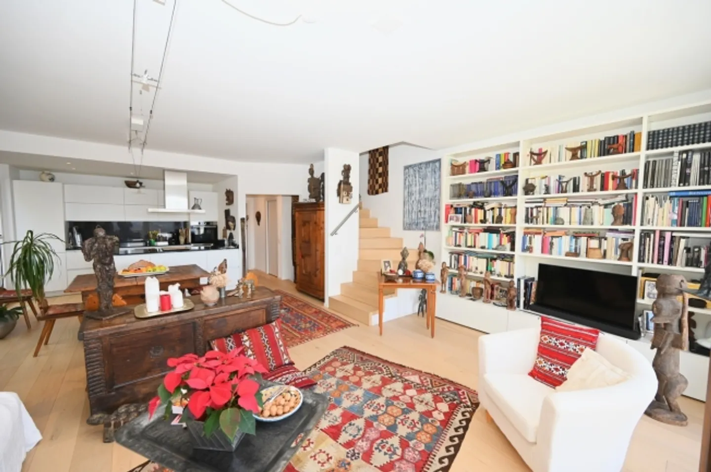 Elegance and Character Triplex Apartment with Panoramic View - Photo 6 of 17