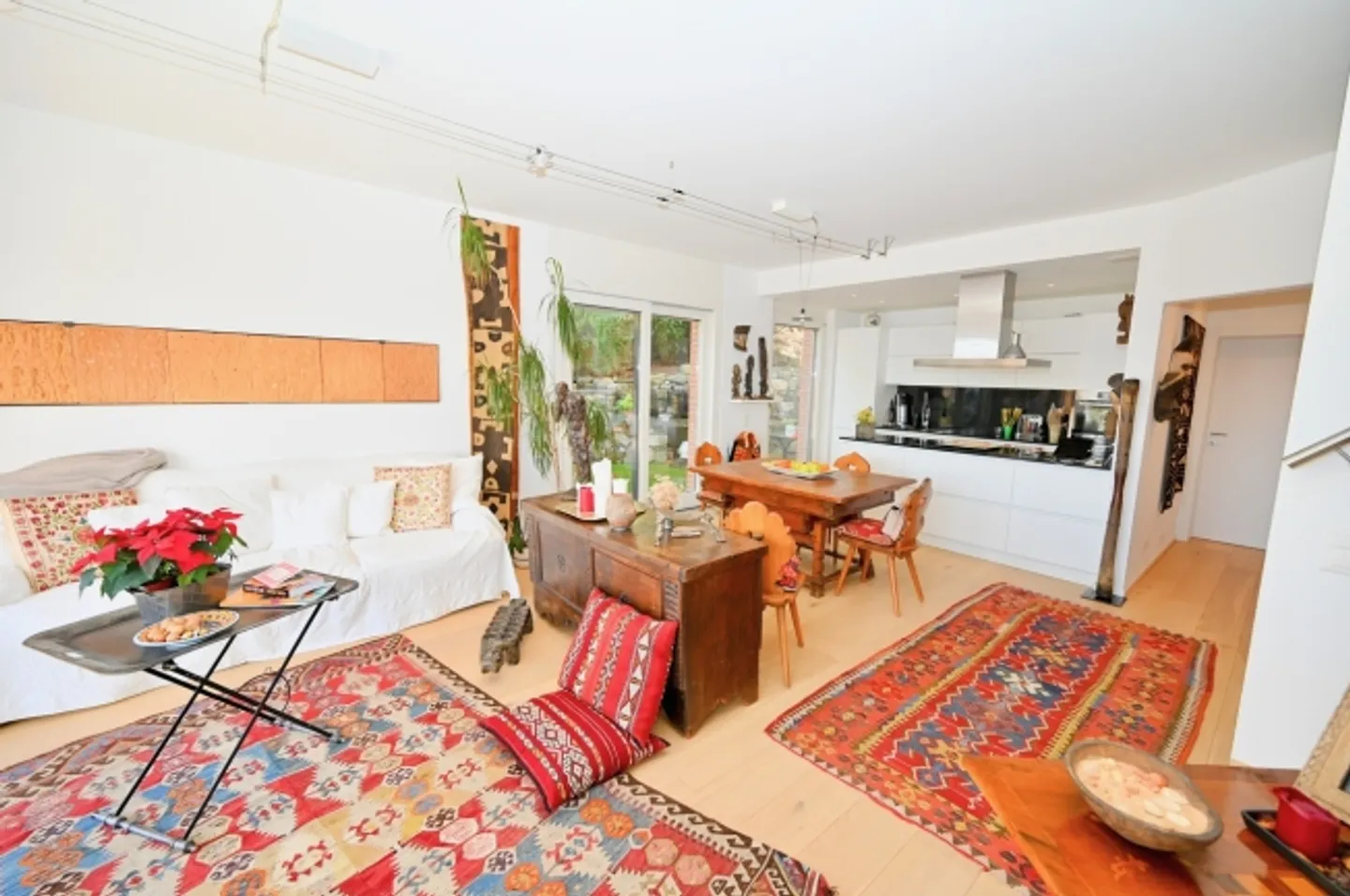 Elegance and Character Triplex Apartment with Panoramic View - Photo 7 of 17