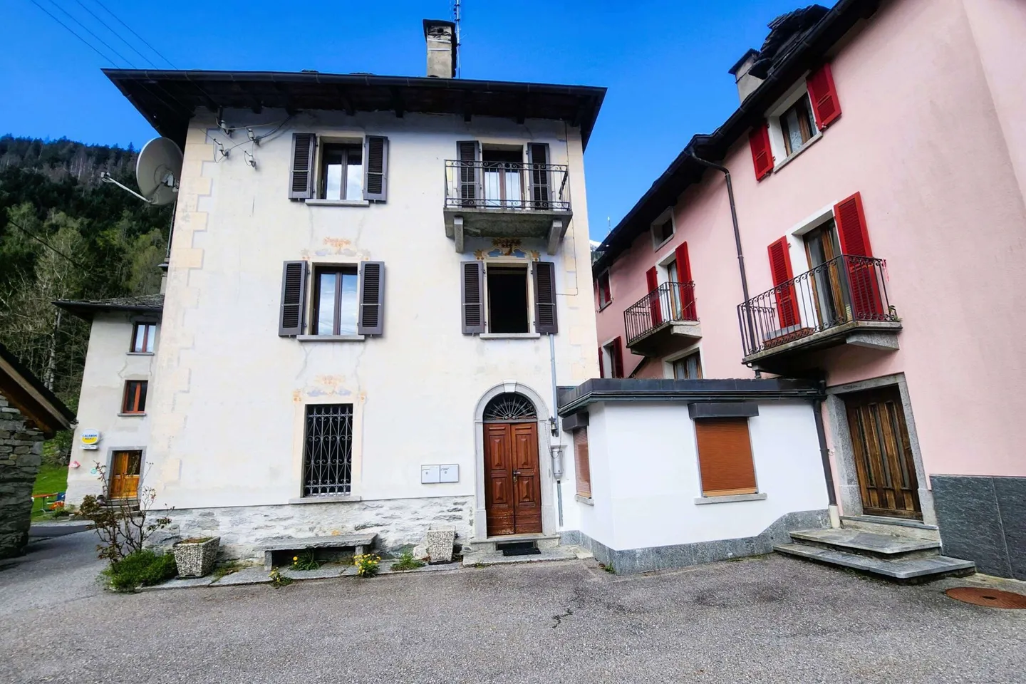 Casa storica con grande terreno annesso - Foto 1 di 13