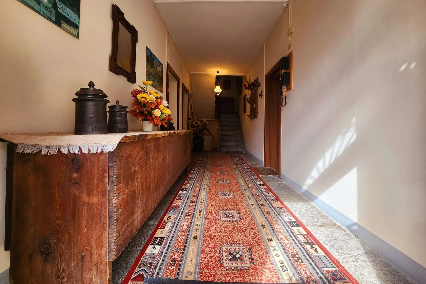 Casa storica con grande terreno annesso - Foto 2 di 13
