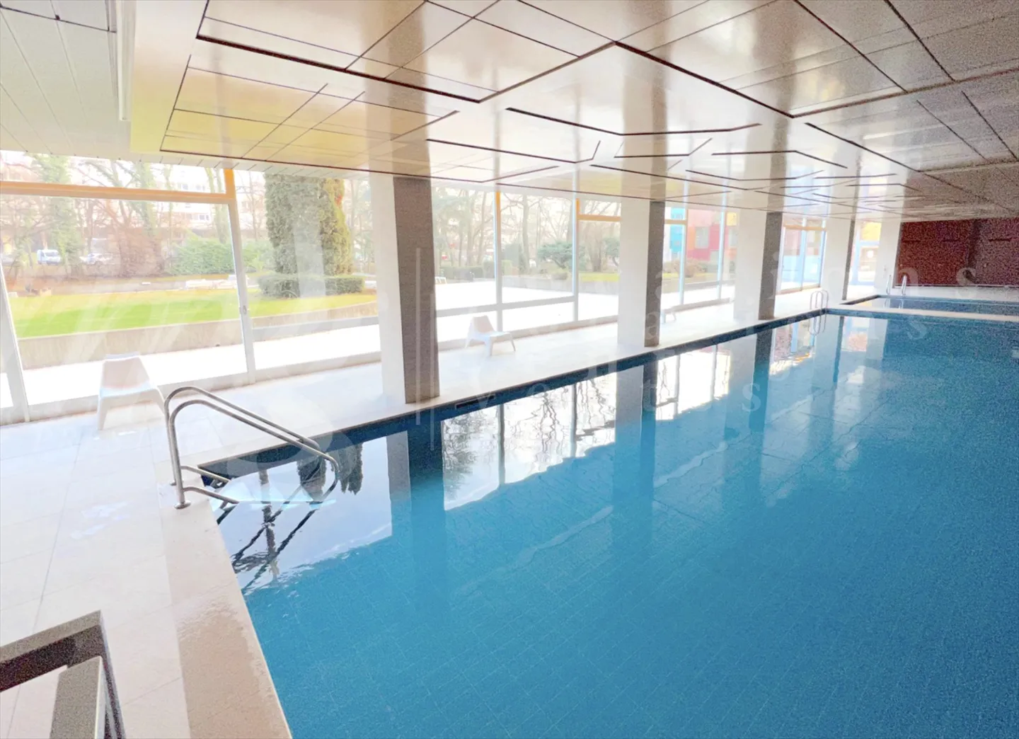 GRANDE APPARTAMENTO 4 STANZE - ARREDATO - CONTINUO CON 2 GRANDI BALCONI - PARCO - 2x PISCINE & SPA - Foto 2 di 3