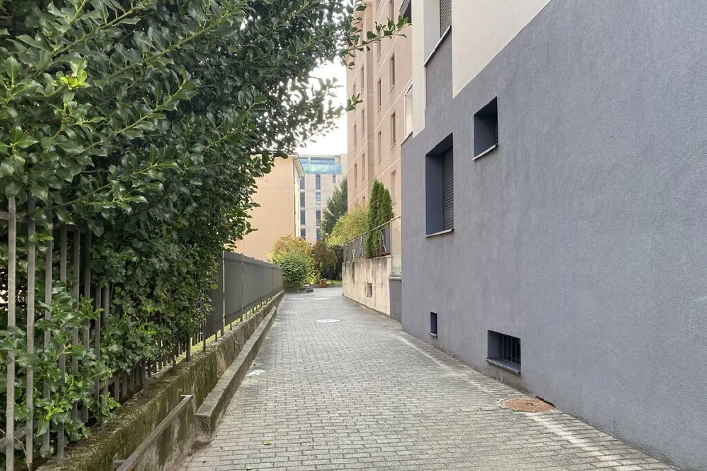 Geräumiges Büro im erhöhten Erdgeschoss in der Nähe des Zentrums - Foto 2 von 8