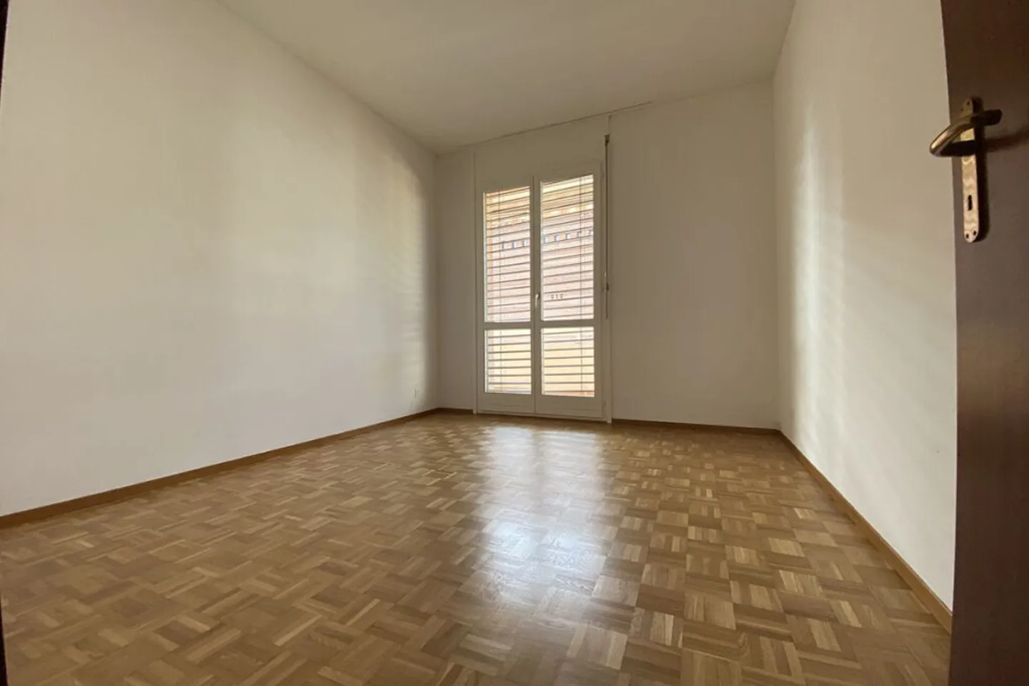 Geräumiges Büro im erhöhten Erdgeschoss in der Nähe des Zentrums - Foto 4 von 8