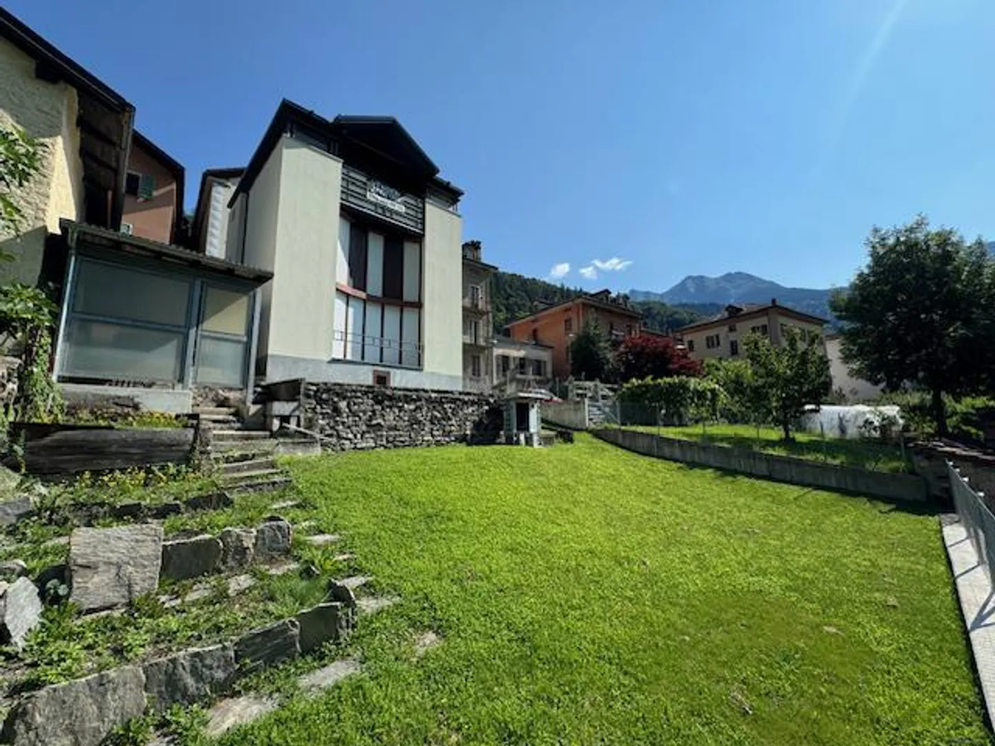 Casa familiare moderna con vista sulla cascata - Foto 1 di 15