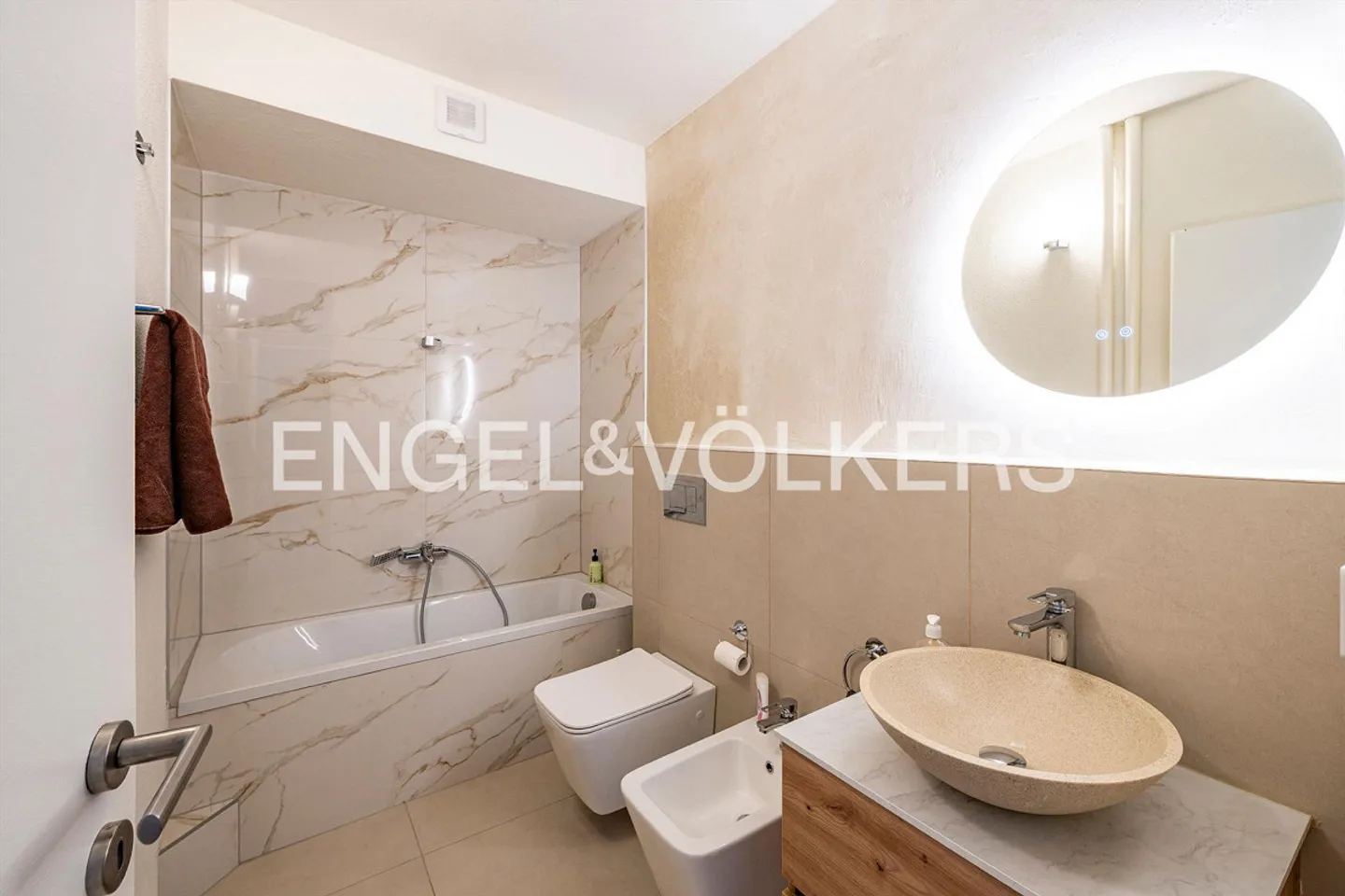 Modern Elegance in Paradiso - Photo 10 of 11