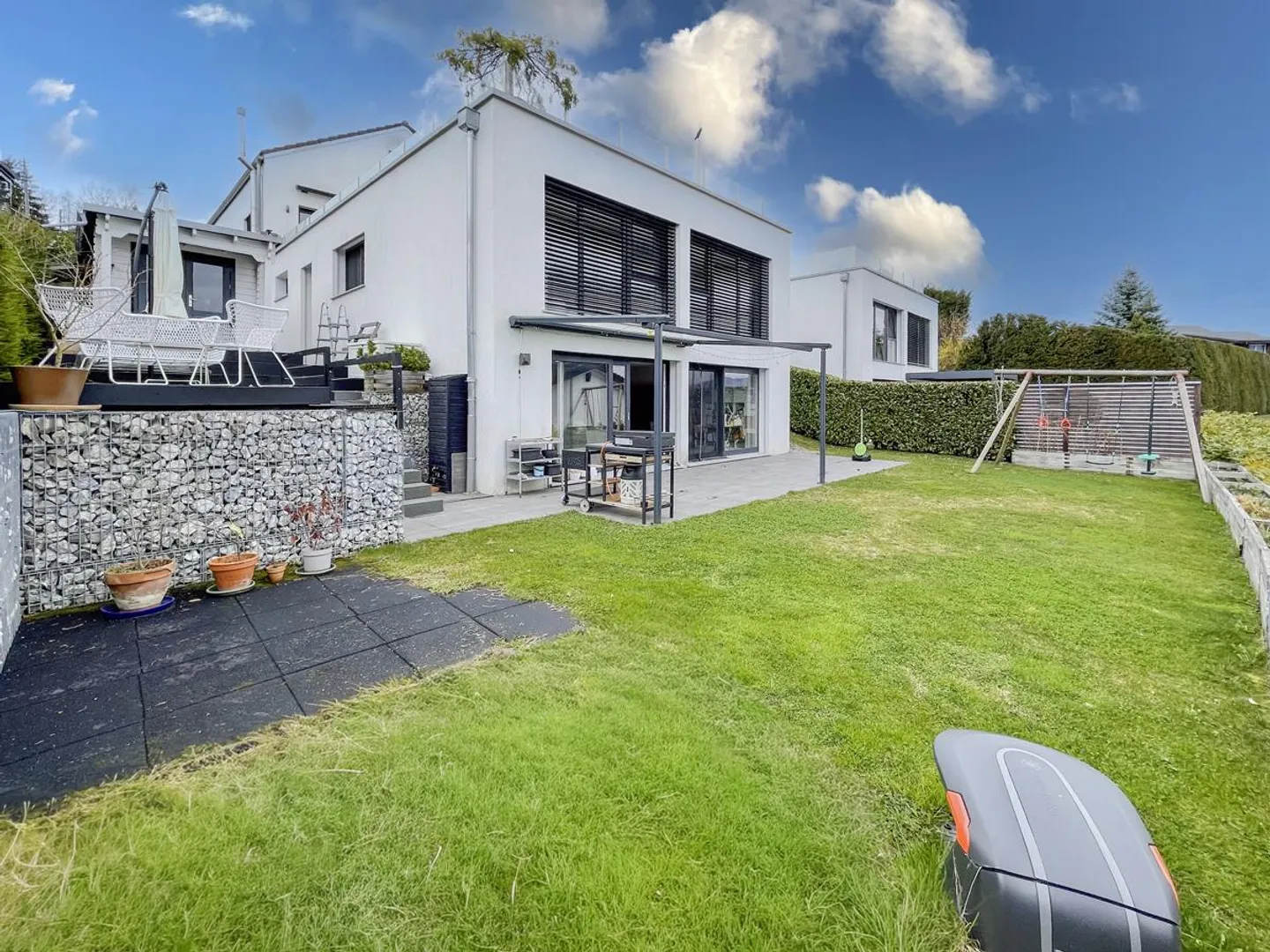 View, Garden and Comfort: Family House in Le Pâquier - Photo 1 of 16