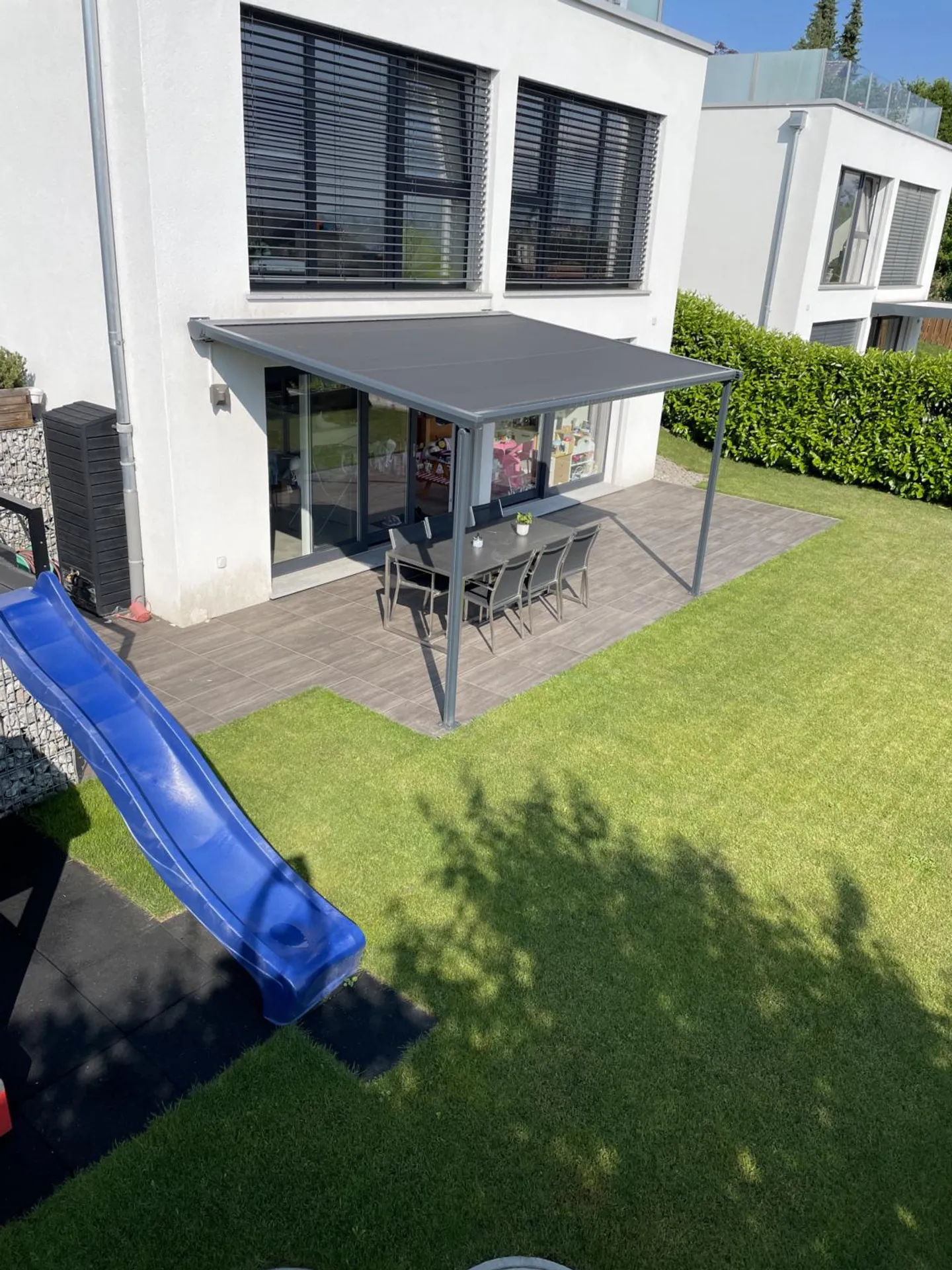 View, Garden and Comfort: Family House in Le Pâquier - Photo 2 of 16