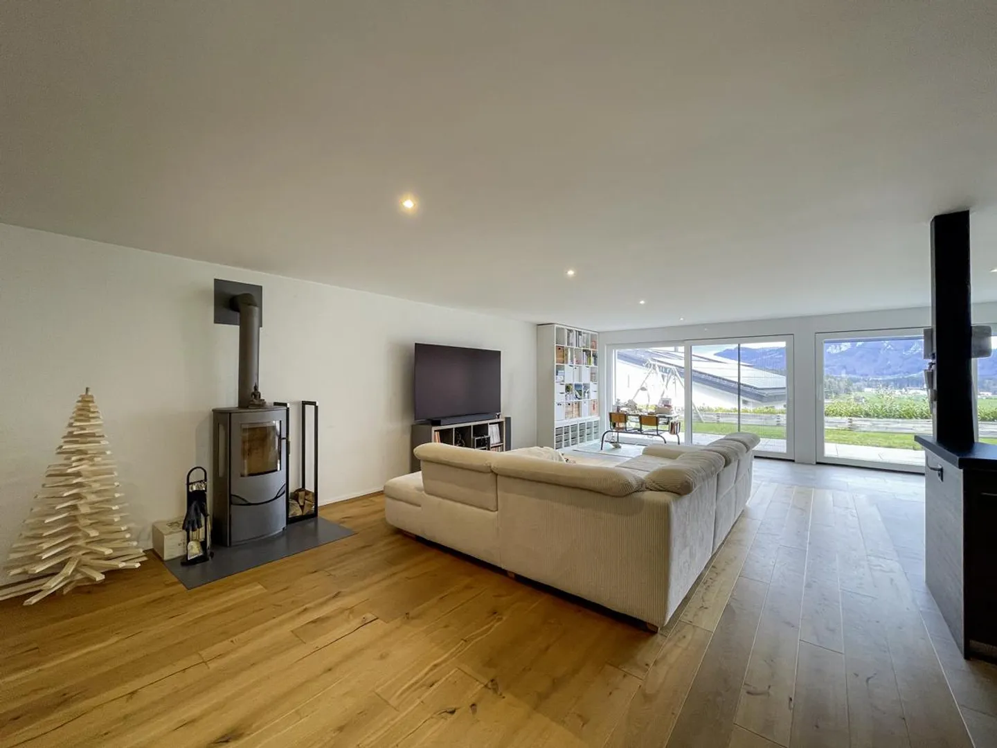 View, Garden and Comfort: Family House in Le Pâquier - Photo 7 of 16