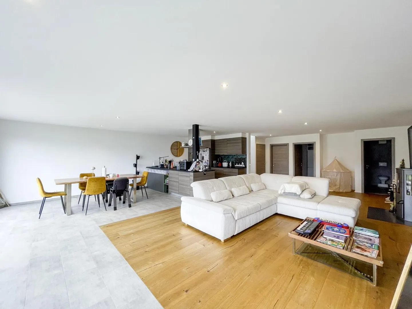 View, Garden and Comfort: Family House in Le Pâquier - Photo 8 of 16