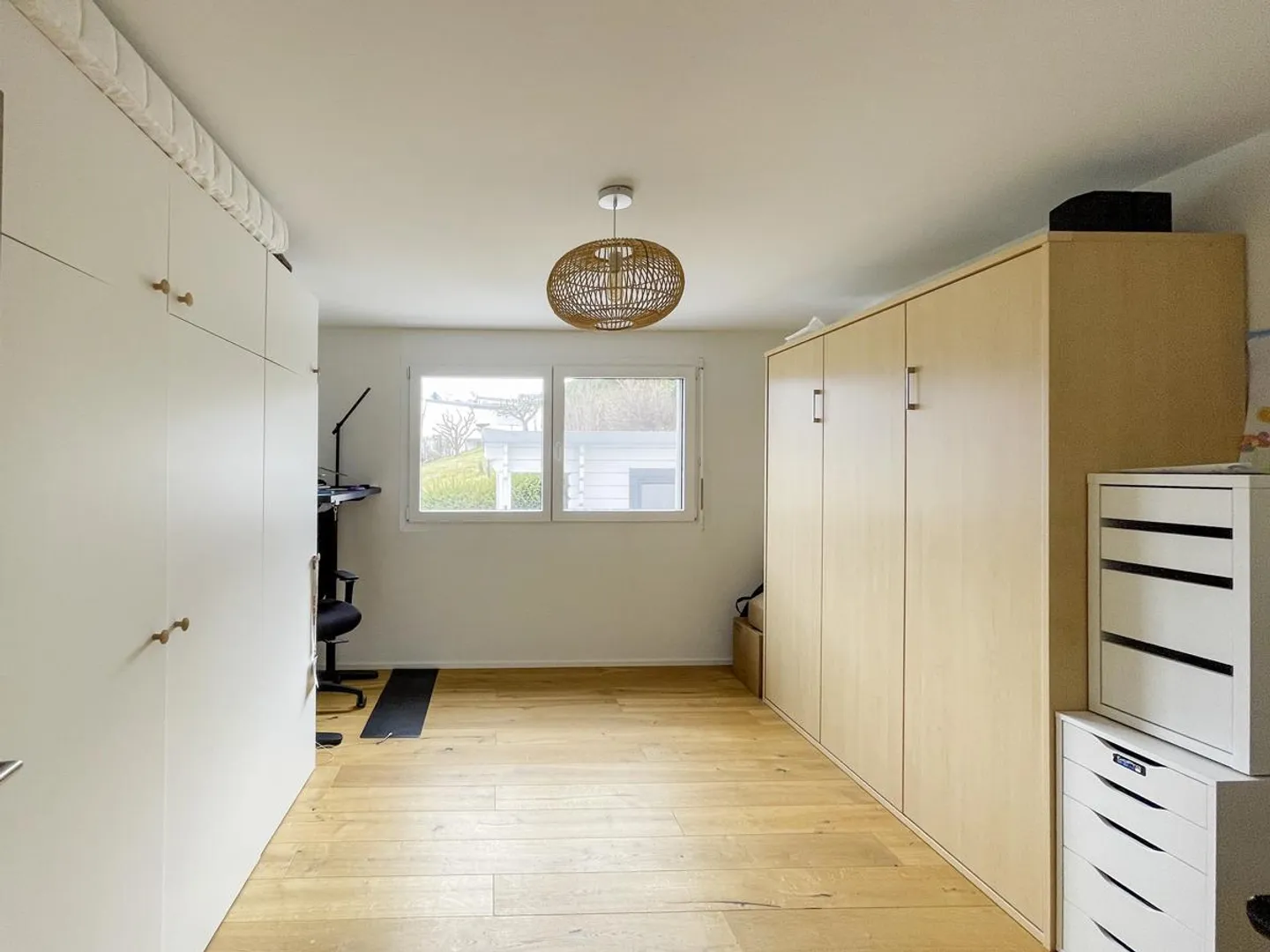 View, Garden and Comfort: Family House in Le Pâquier - Photo 14 of 16