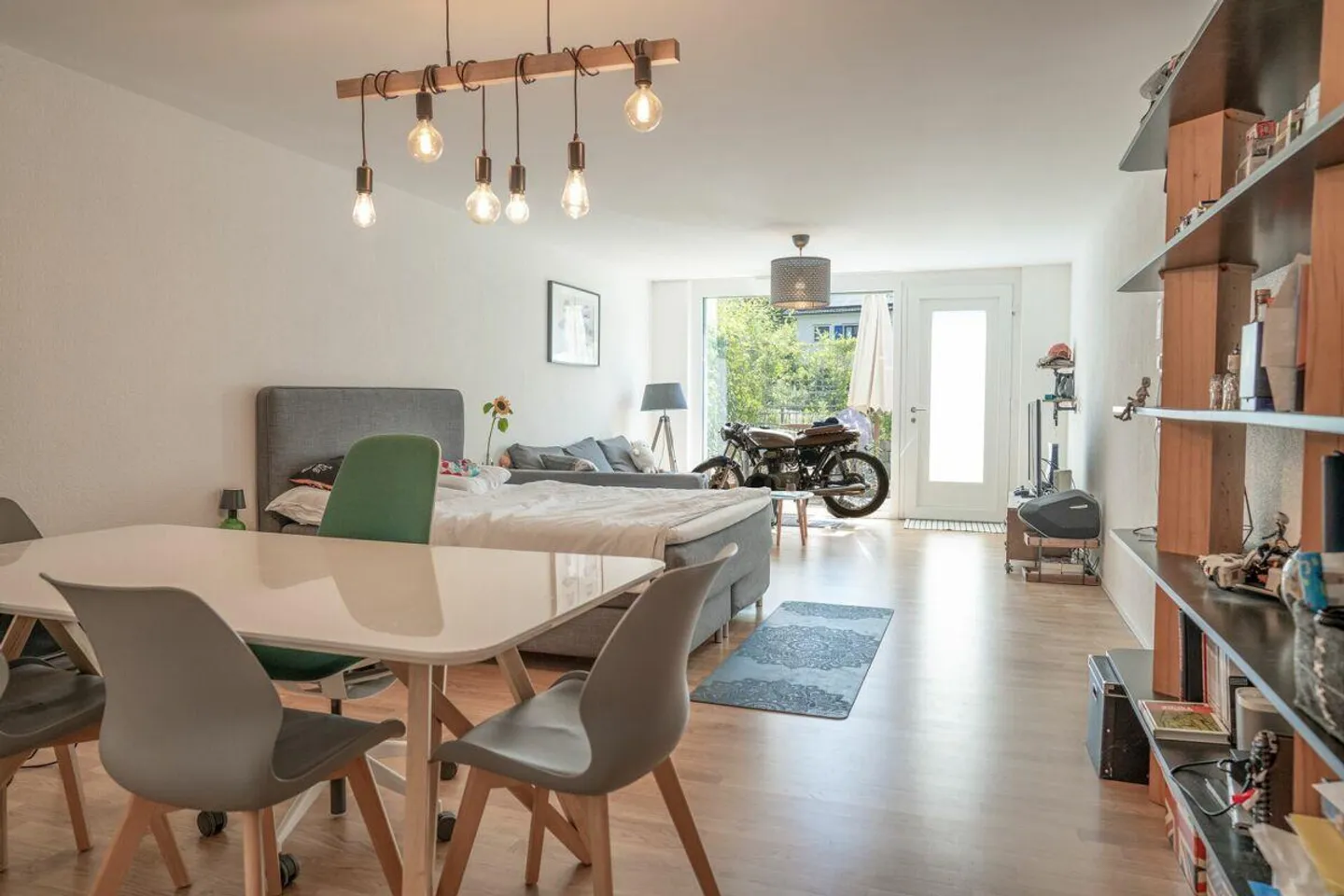 Appartement moderne 1.5 pièces avec terrasse - Photo 2 sur 7