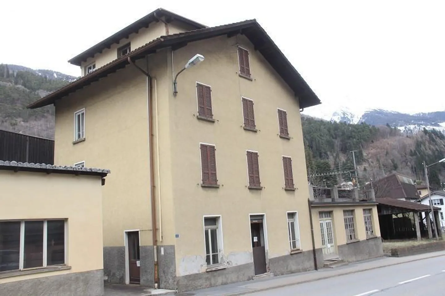 «3-Familienhaus mit 4-Zi-Wohnungen und 2 Lagergebäuden / casa con 3 appartamenti e 2 locali commericali» - Foto 1 di 11