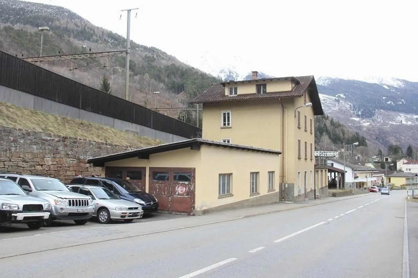 «3-Familienhaus mit 4-Zi-Wohnungen und 2 Lagergebäuden / casa con 3 appartamenti e 2 locali commericali» - Foto 6 di 11