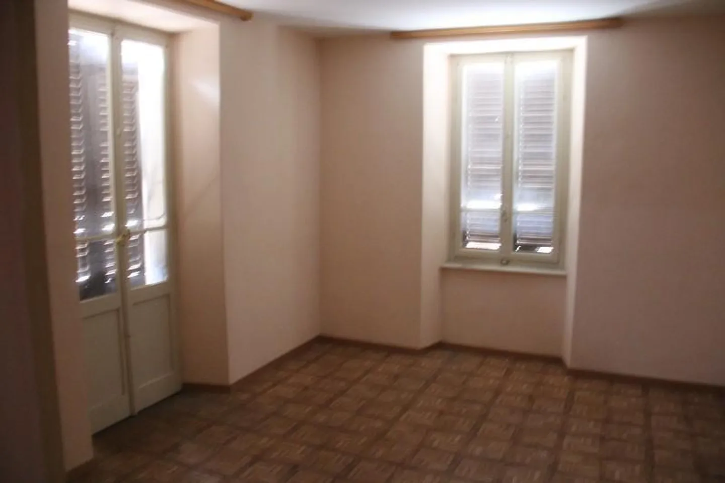 «3-Familienhaus mit 4-Zi-Wohnungen und 2 Lagergebäuden / casa con 3 appartamenti e 2 locali commericali» - Foto 7 di 11