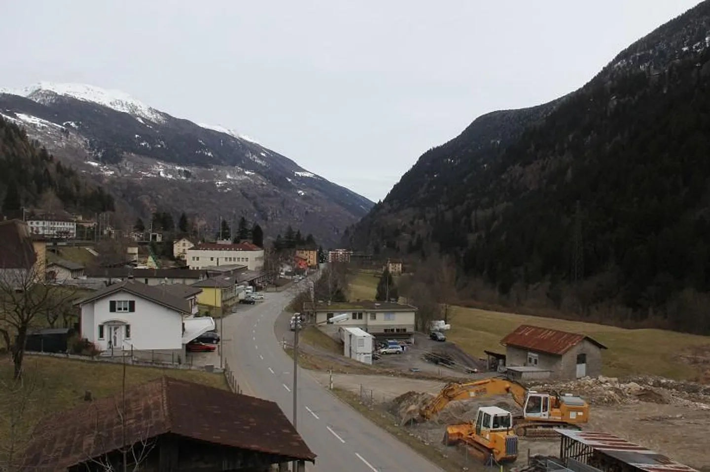 «3-Familienhaus mit 4-Zi-Wohnungen und 2 Lagergebäuden / casa con 3 appartamenti e 2 locali commericali» - Foto 9 di 11