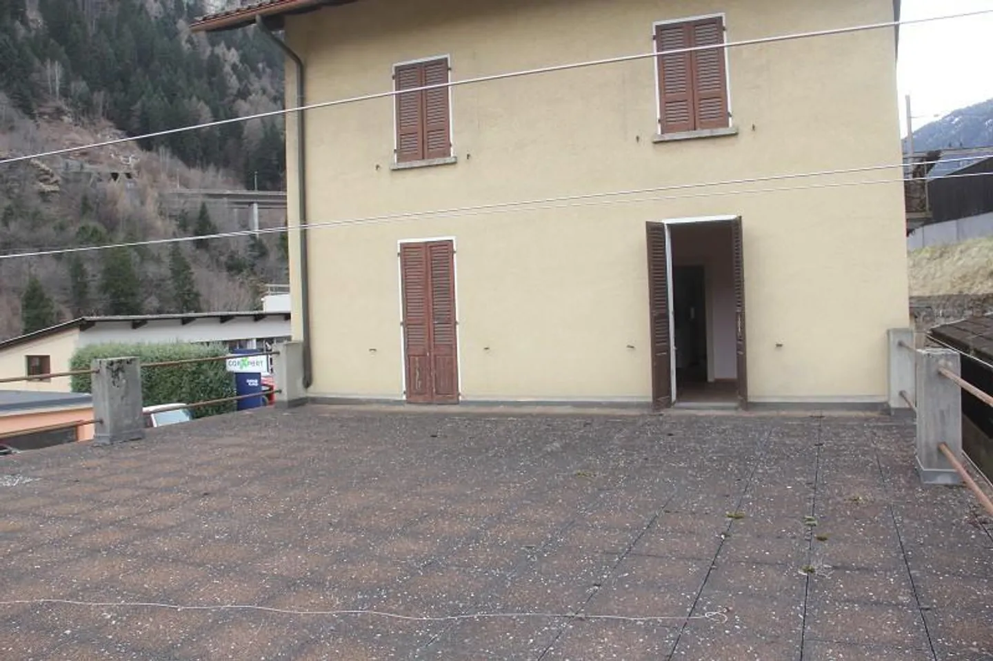 «3-Familienhaus mit 4-Zi-Wohnungen und 2 Lagergebäuden / casa con 3 appartamenti e 2 locali commericali» - Foto 10 di 11