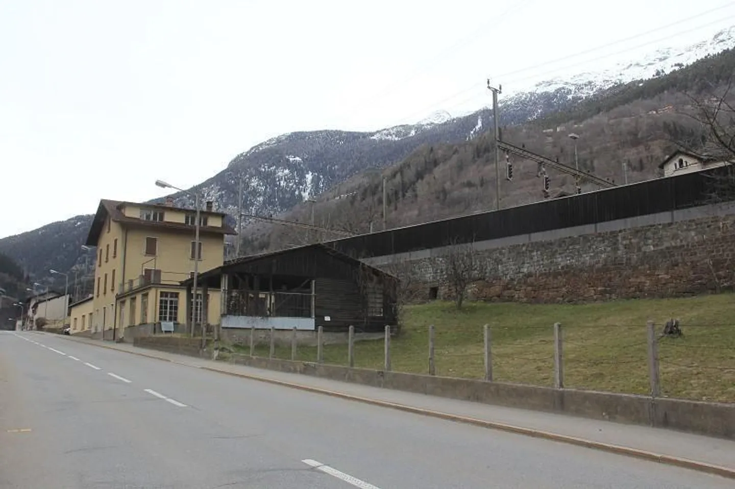 «3-Familienhaus mit 4-Zi-Wohnungen und 2 Lagergebäuden / casa con 3 appartamenti e 2 locali commericali» - Foto 5 di 11