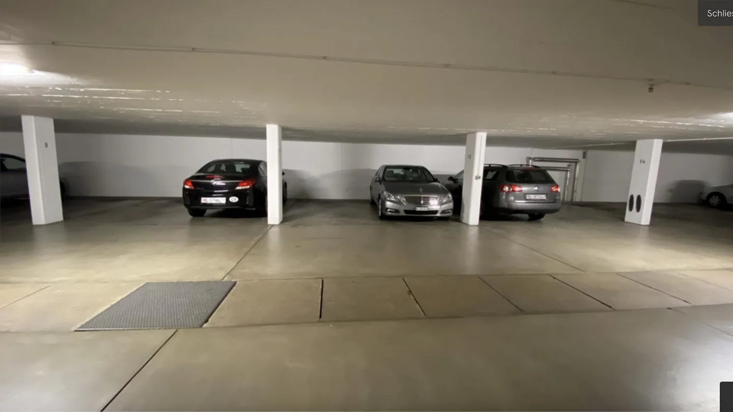 Auto- oder Motorradparkplatz. Einstellhalle - Foto 1 von 2