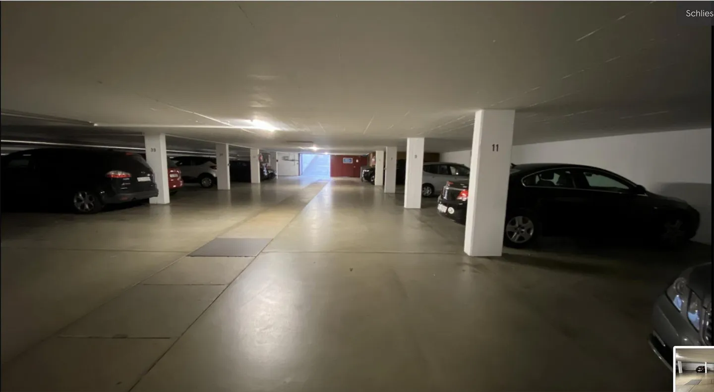 Auto- oder Motorradparkplatz. Einstellhalle - Foto 2 von 2